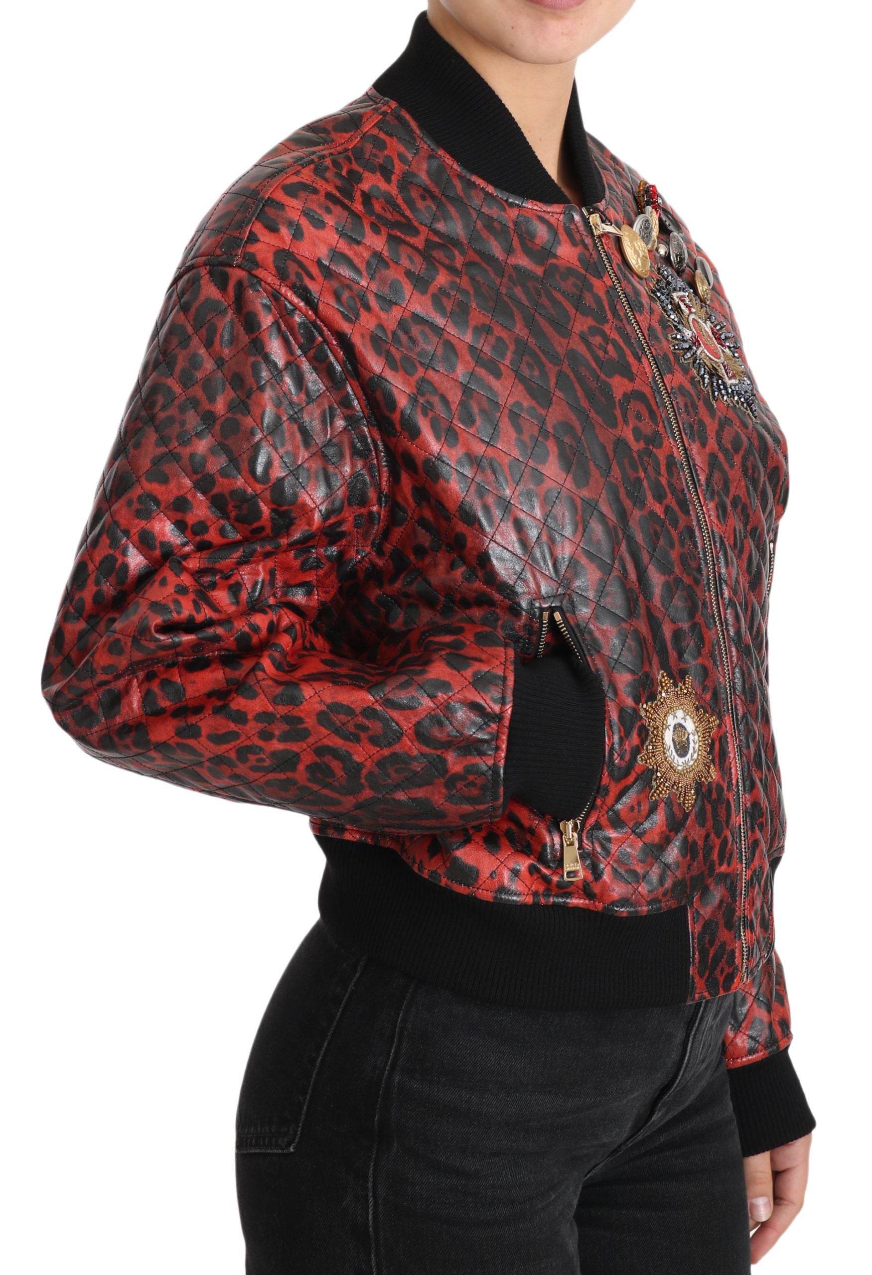 Dolce & Gabbana – Rote Bomberjacke aus Leder mit Leopardenmuster und Kristallknöpfen