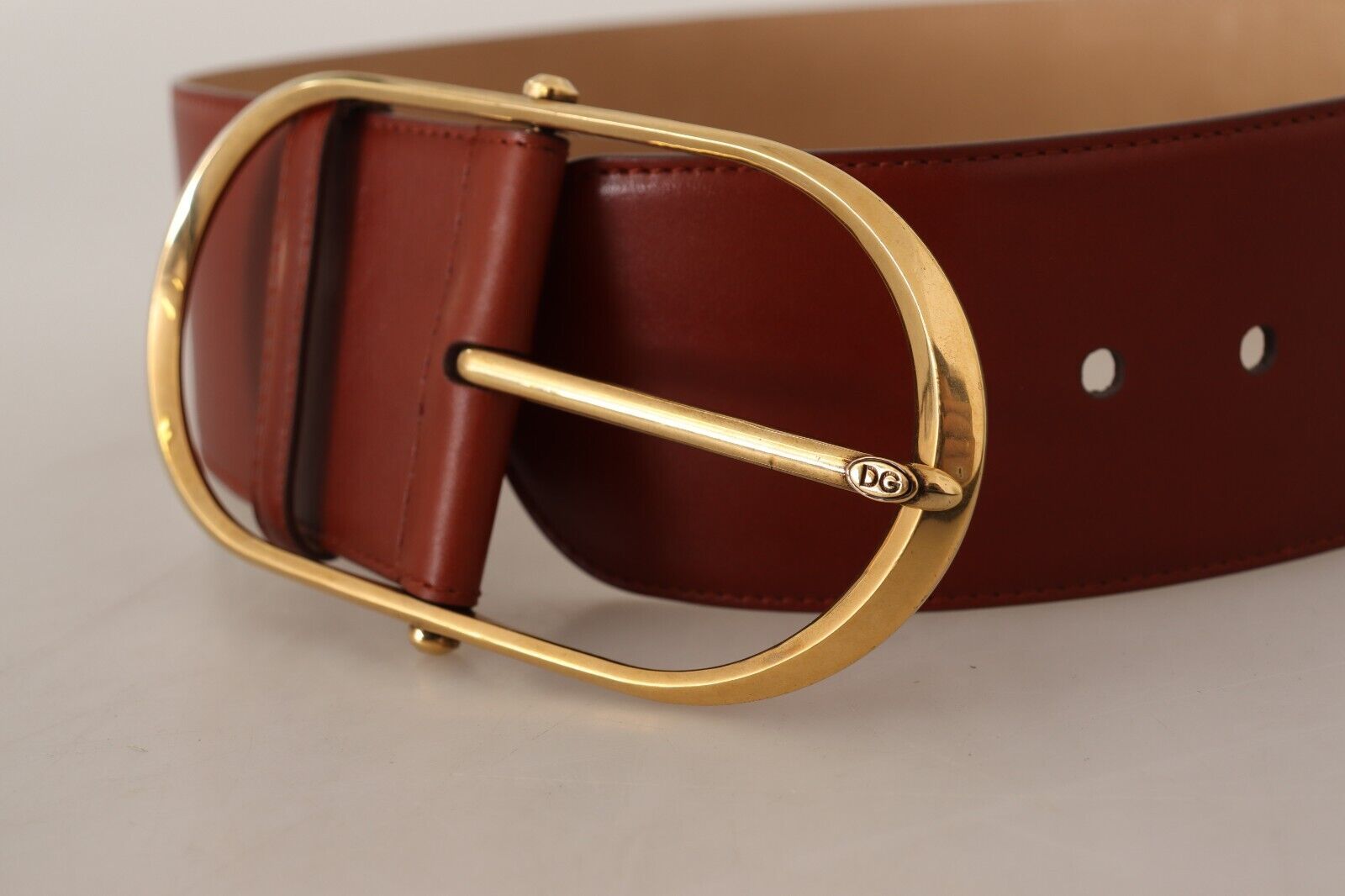 Dolce & Gabbana Eleganter kastanienbrauner Ledergürtel mit goldenen Akzenten