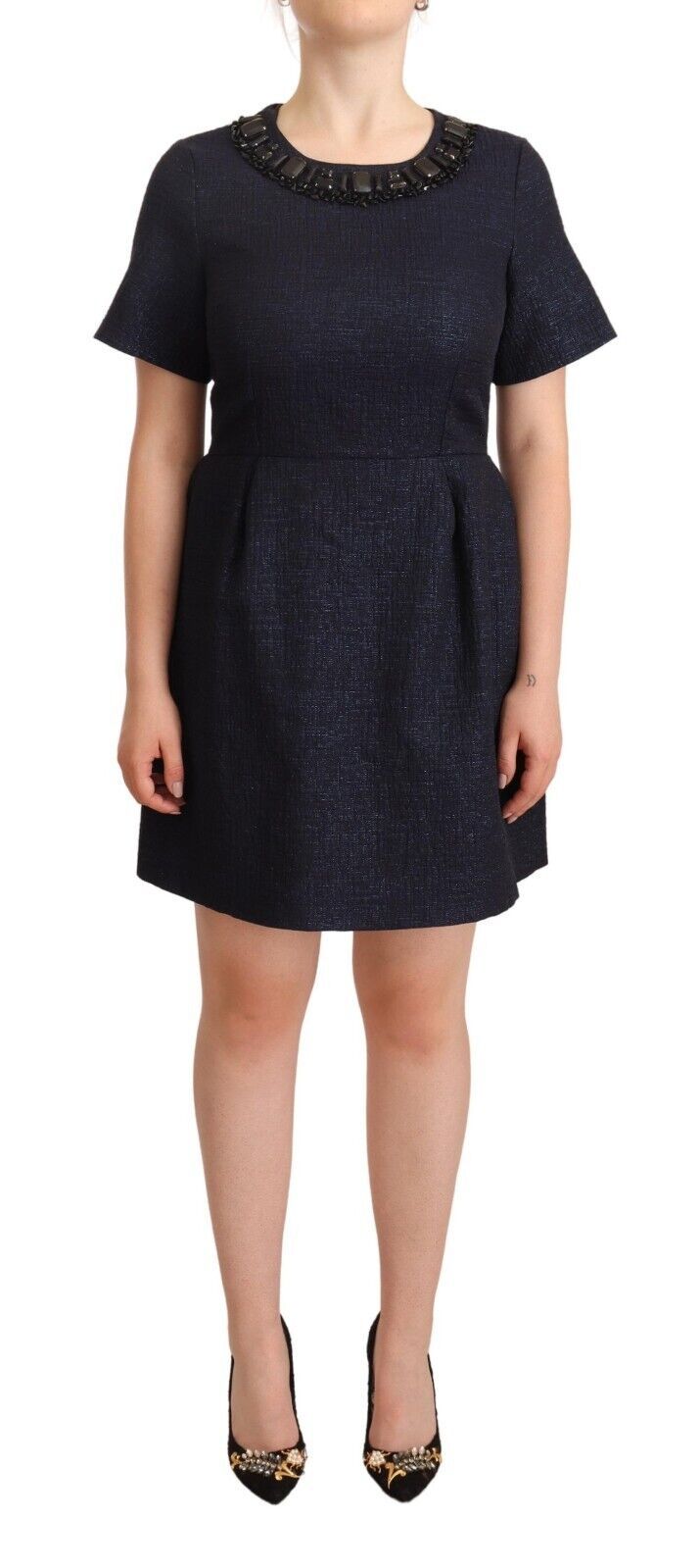 L'Autre entschied sich für ein elegantes, verziertes A-Linien-Minikleid