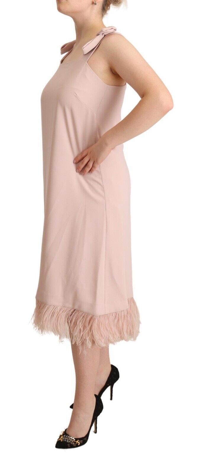 Rochie midi PAROSH Chic fără mâneci cu garnitură din pene
