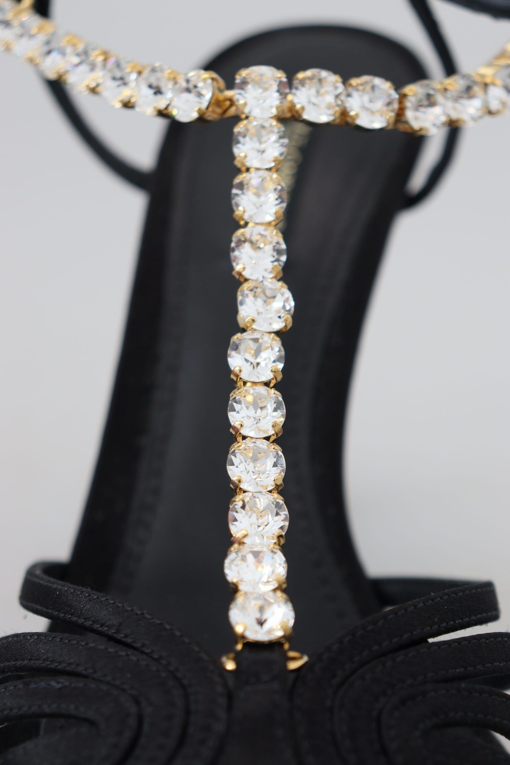 Pantofi cu toc eleganti Dolce & Gabbana din amestec de mătase și cristale, cu barete în T