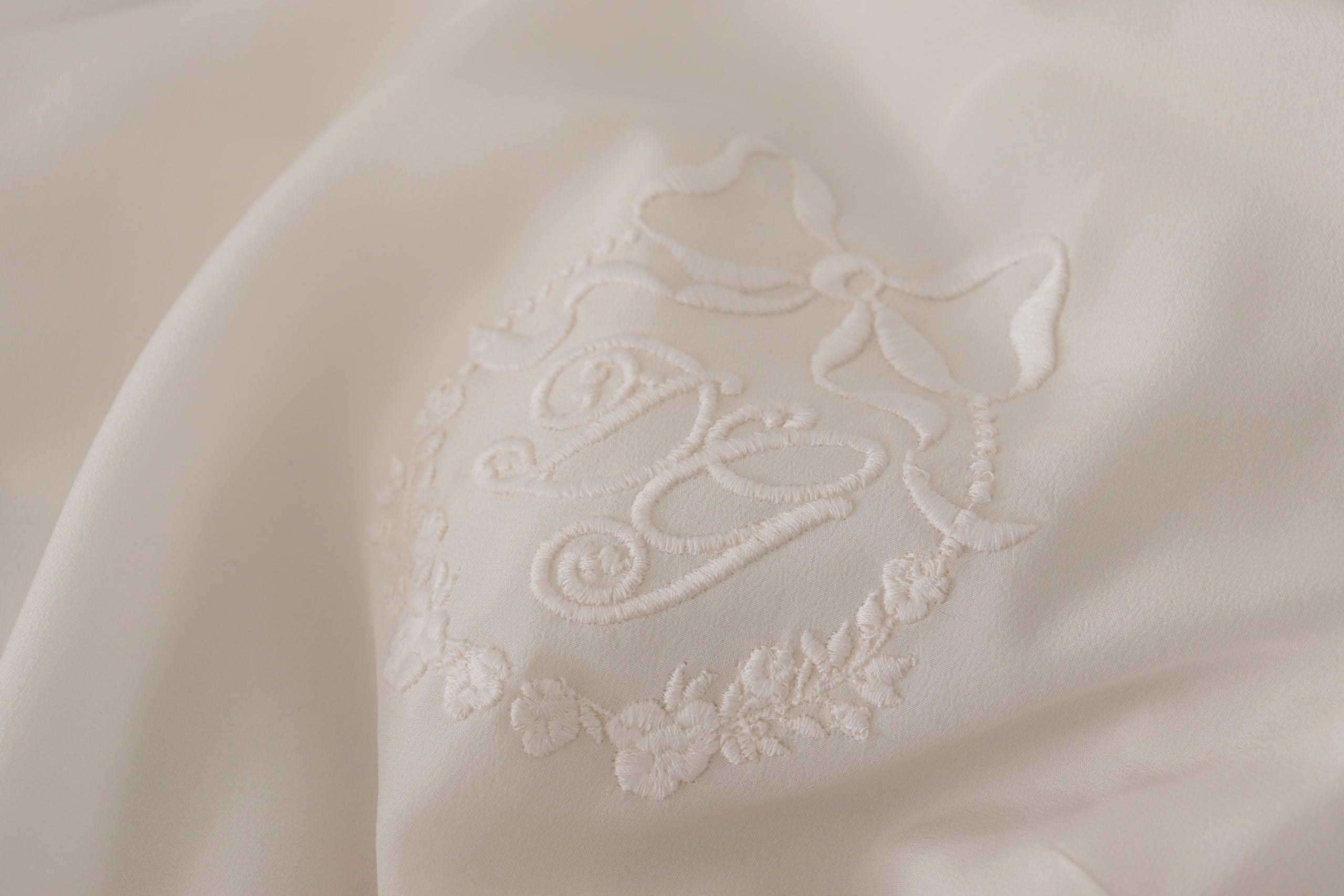 Dolce & Gabbana Elegantes Seidentop mit Logo-Stickerei