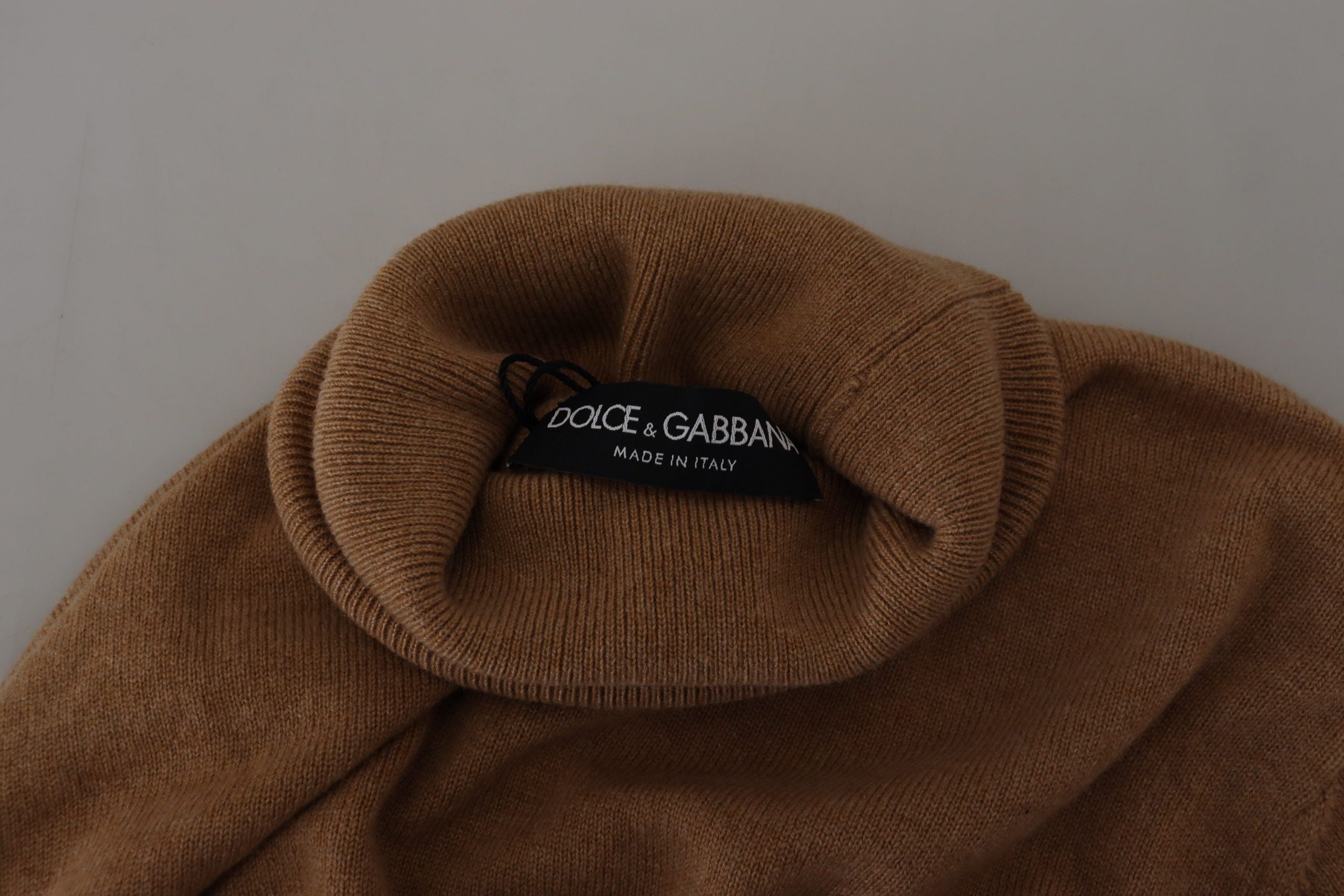Pulover Dolce & Gabbana bej cu guler înalt din cașmir