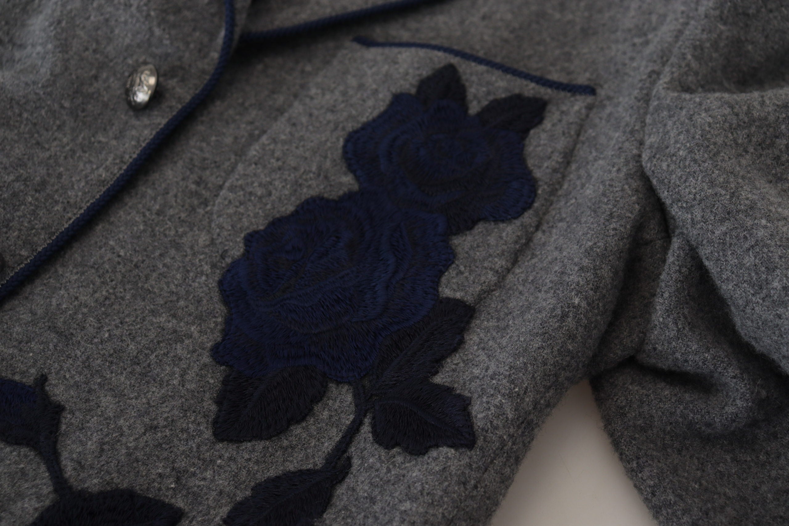 Sacou elegant Dolce & Gabbana din lână gri cu broderie cu trandafiri albaștri