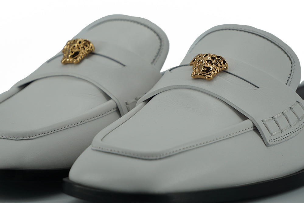 Versace – Elegante flache Pantoletten aus weißem Leder