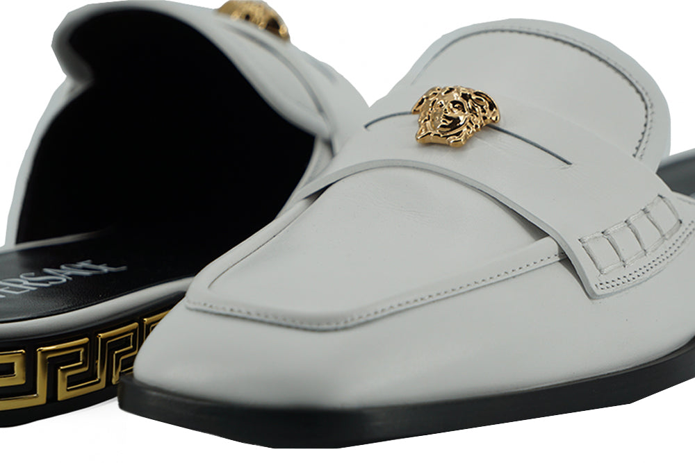 Versace – Elegante flache Pantoletten aus weißem Leder