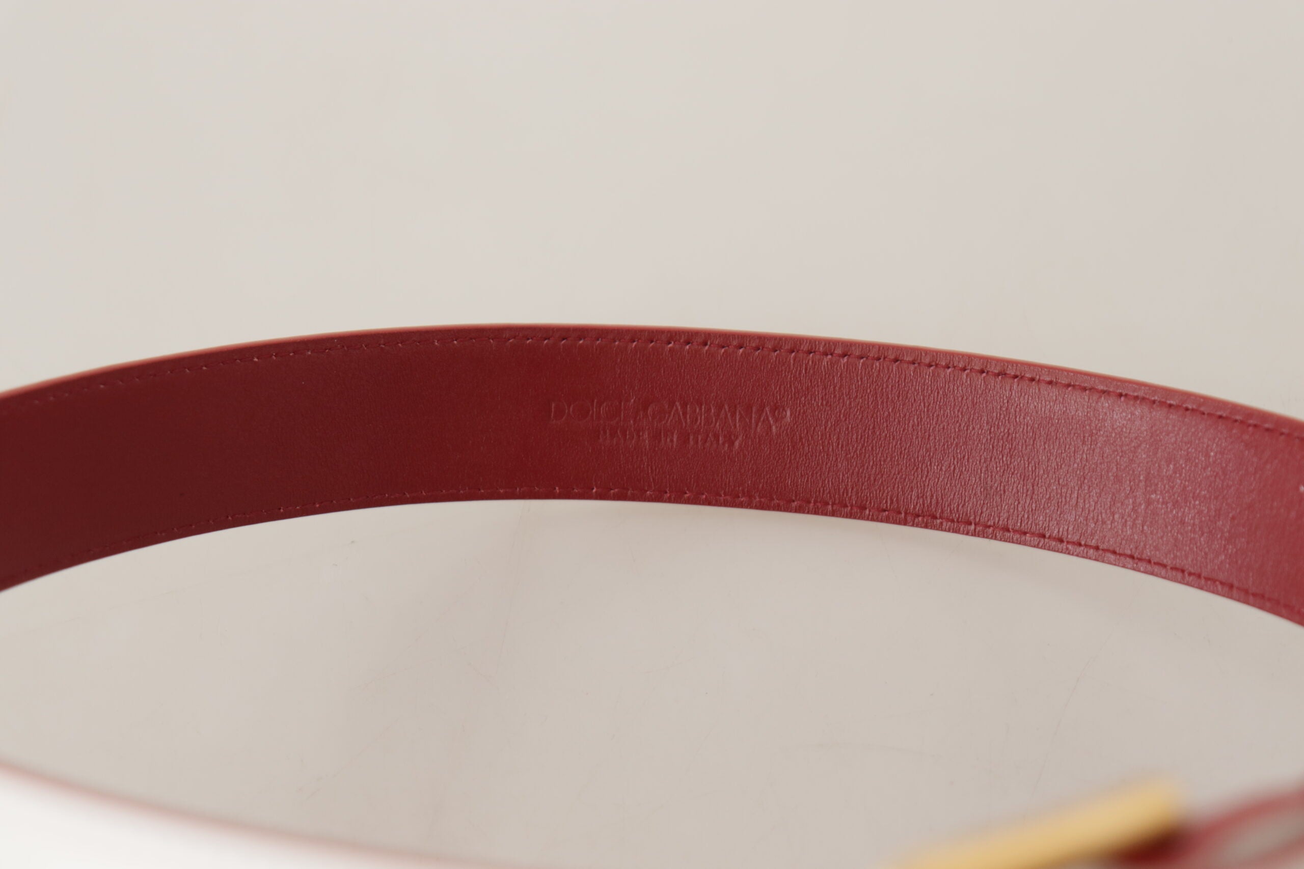 Dolce & Gabbana Eleganter weißer Ledergürtel mit gravierter Schnalle