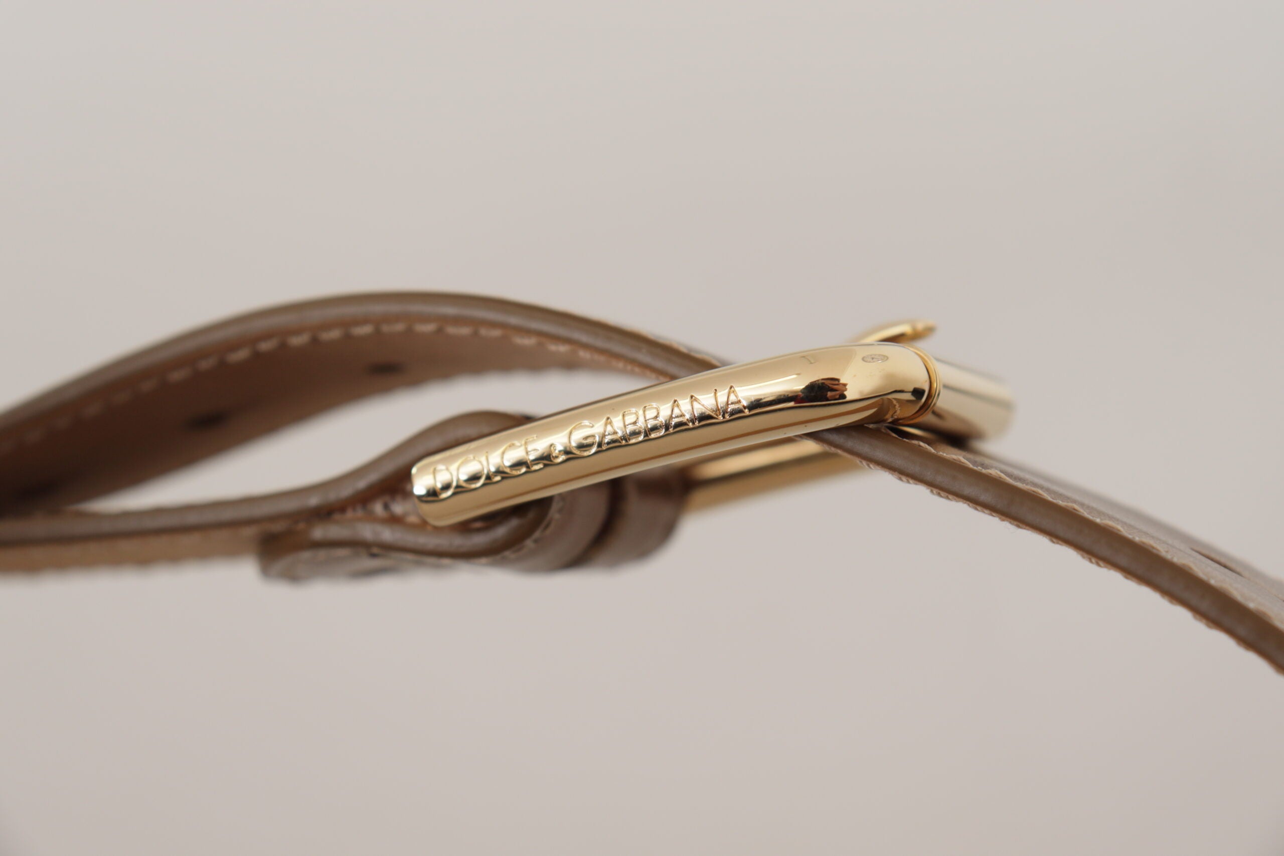 Dolce & Gabbana Eleganter bronzefarbener Ledergürtel mit Logo-Schnalle
