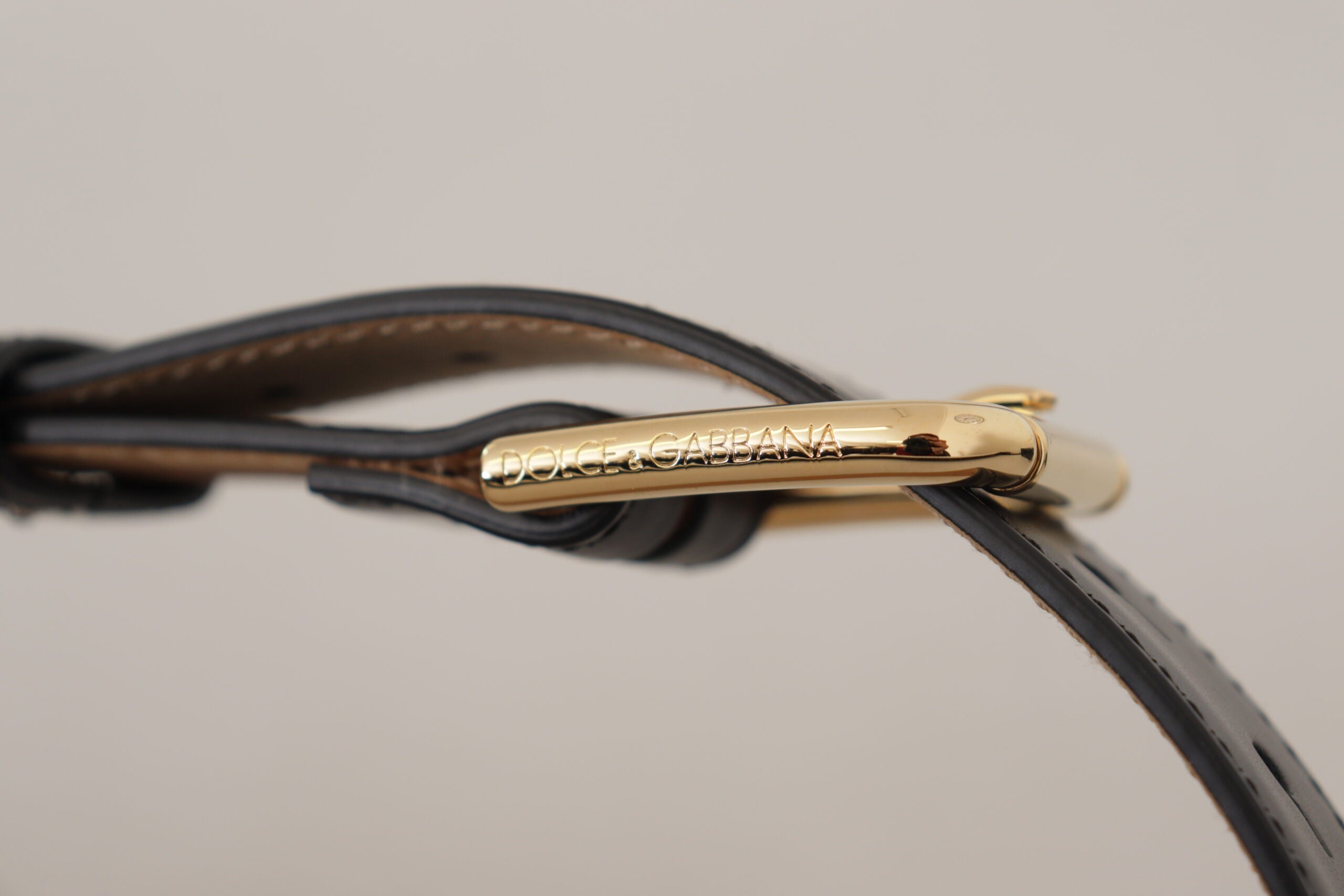 Dolce & Gabbana Eleganter Ledergürtel mit Logo-Schnalle