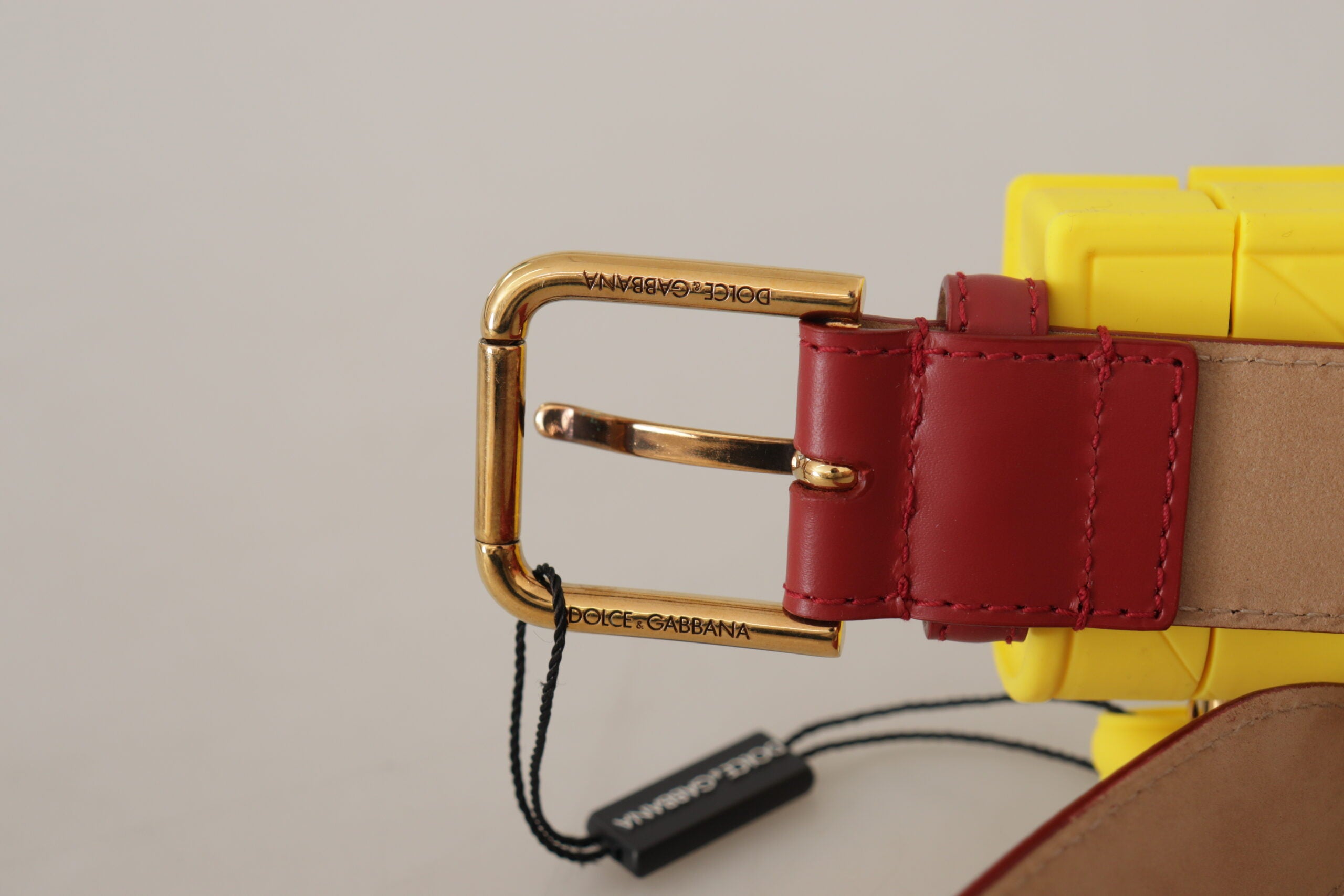 Dolce & Gabbana – Eleganter roter Ledergürtel mit gravierter Schnalle