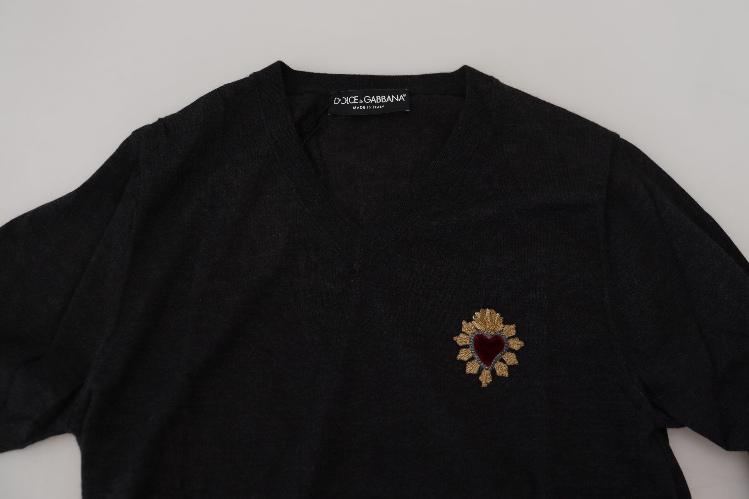 Pulover Dolce & Gabbana din cașmir cu decolteu în V și broderie cu inimă