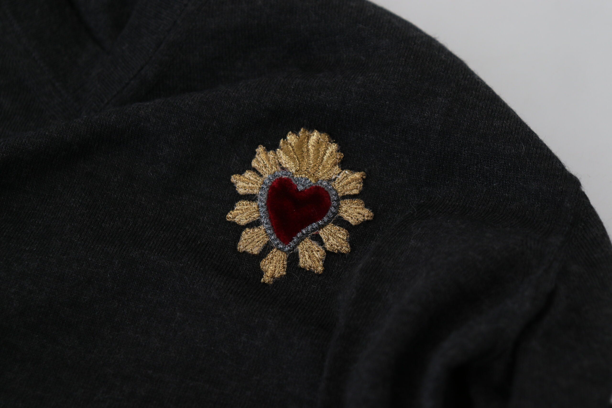 Pulover Dolce & Gabbana din cașmir cu decolteu în V și broderie cu inimă