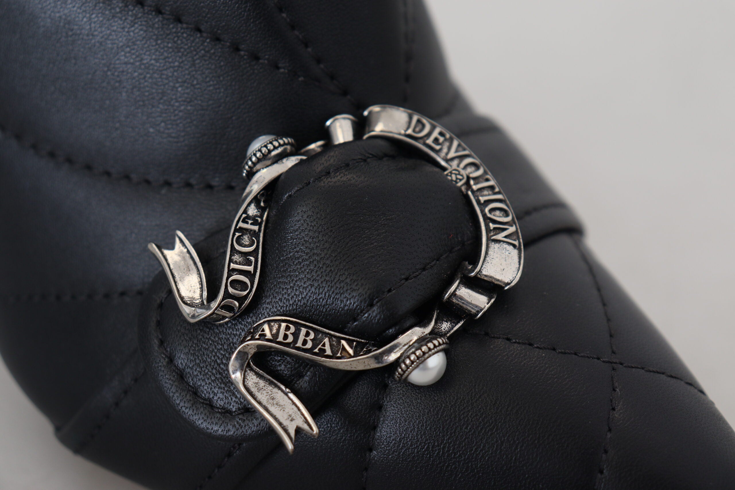 Dolce & Gabbana Elegante schwarze gesteppte Lederstiefeletten