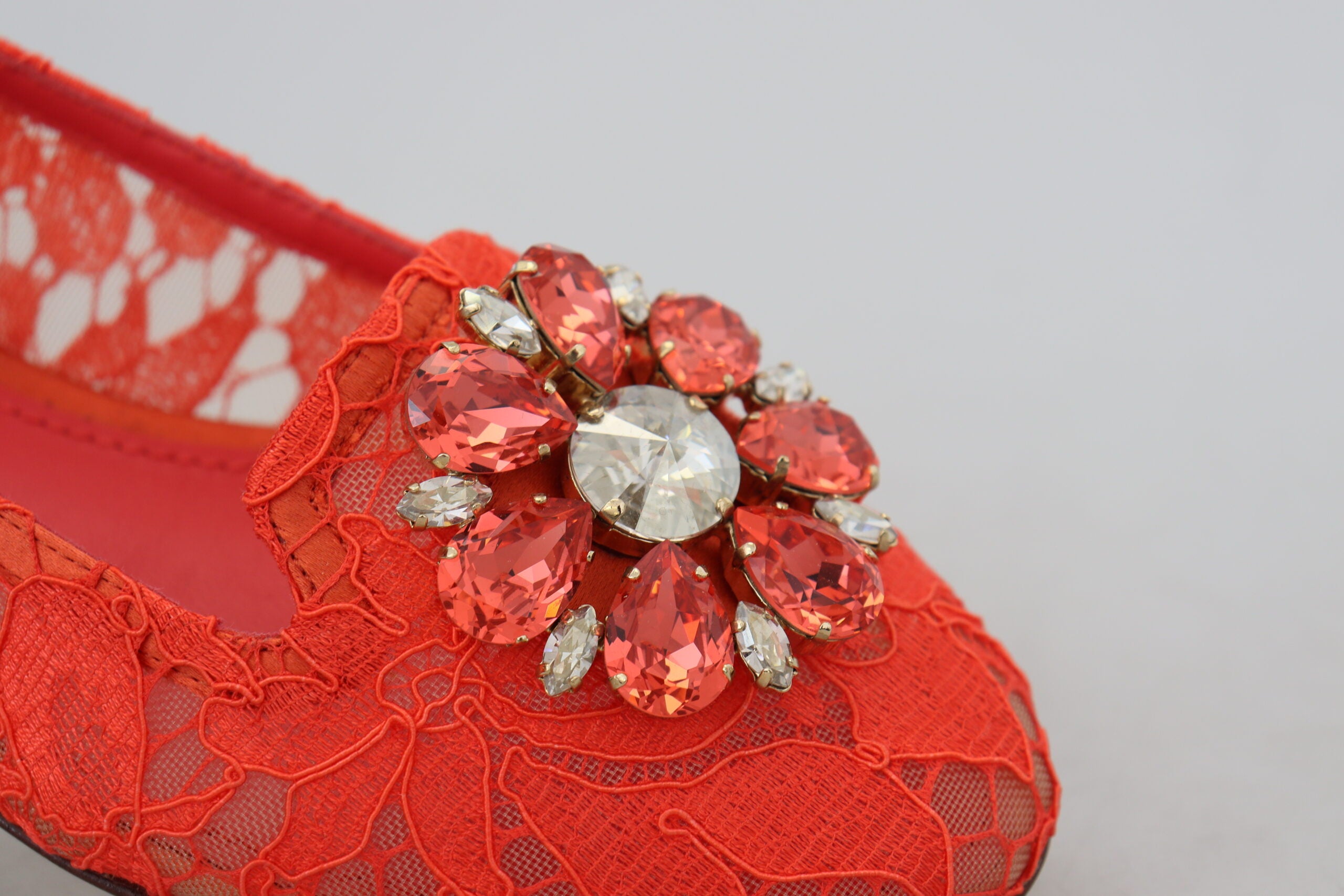 Dolce & Gabbana – Elegante Vally-Ballerinas aus Spitze in Korallenrot