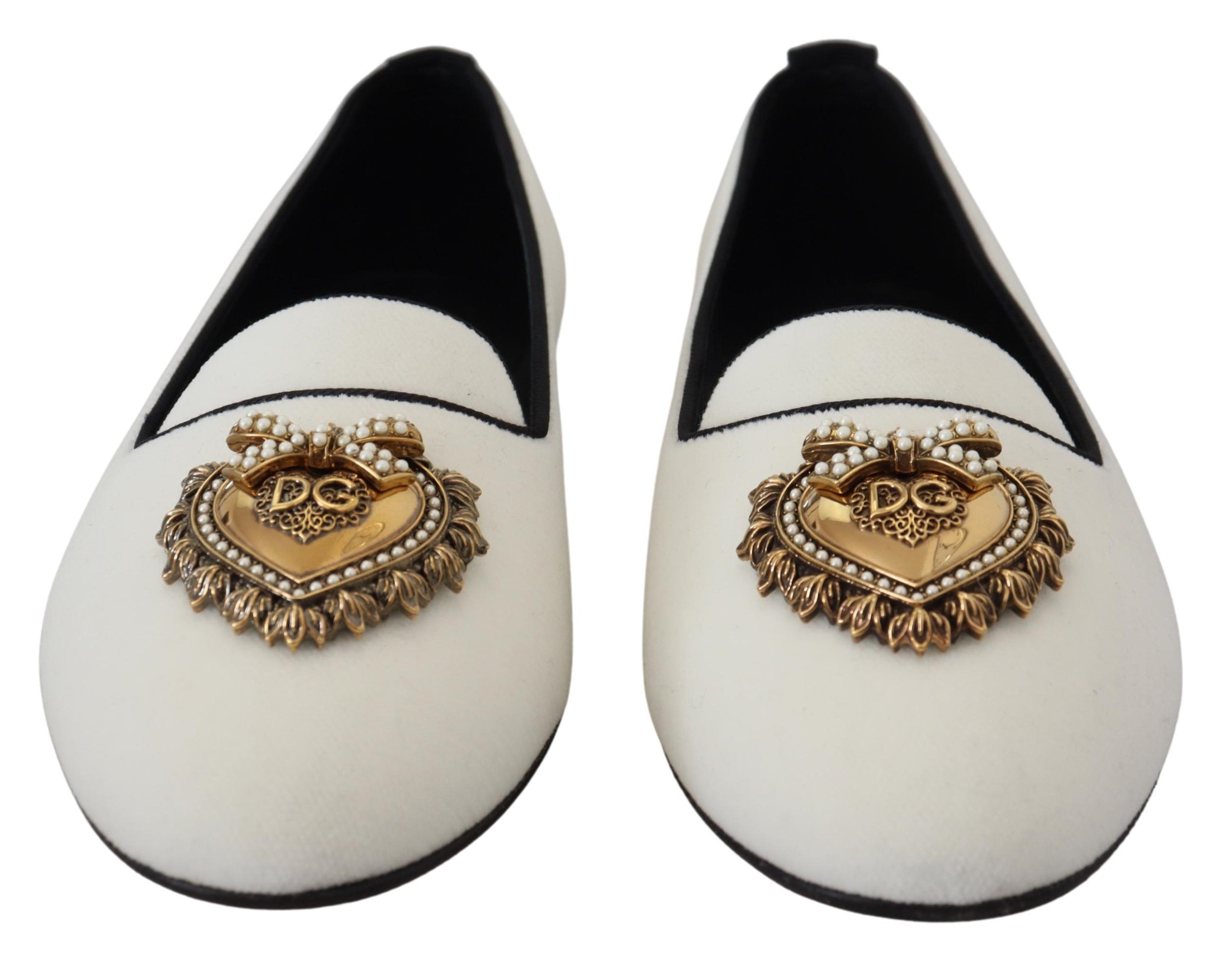 Dolce & Gabbana – Elegante Loafer aus weißem Samt mit goldenem Herzdetail