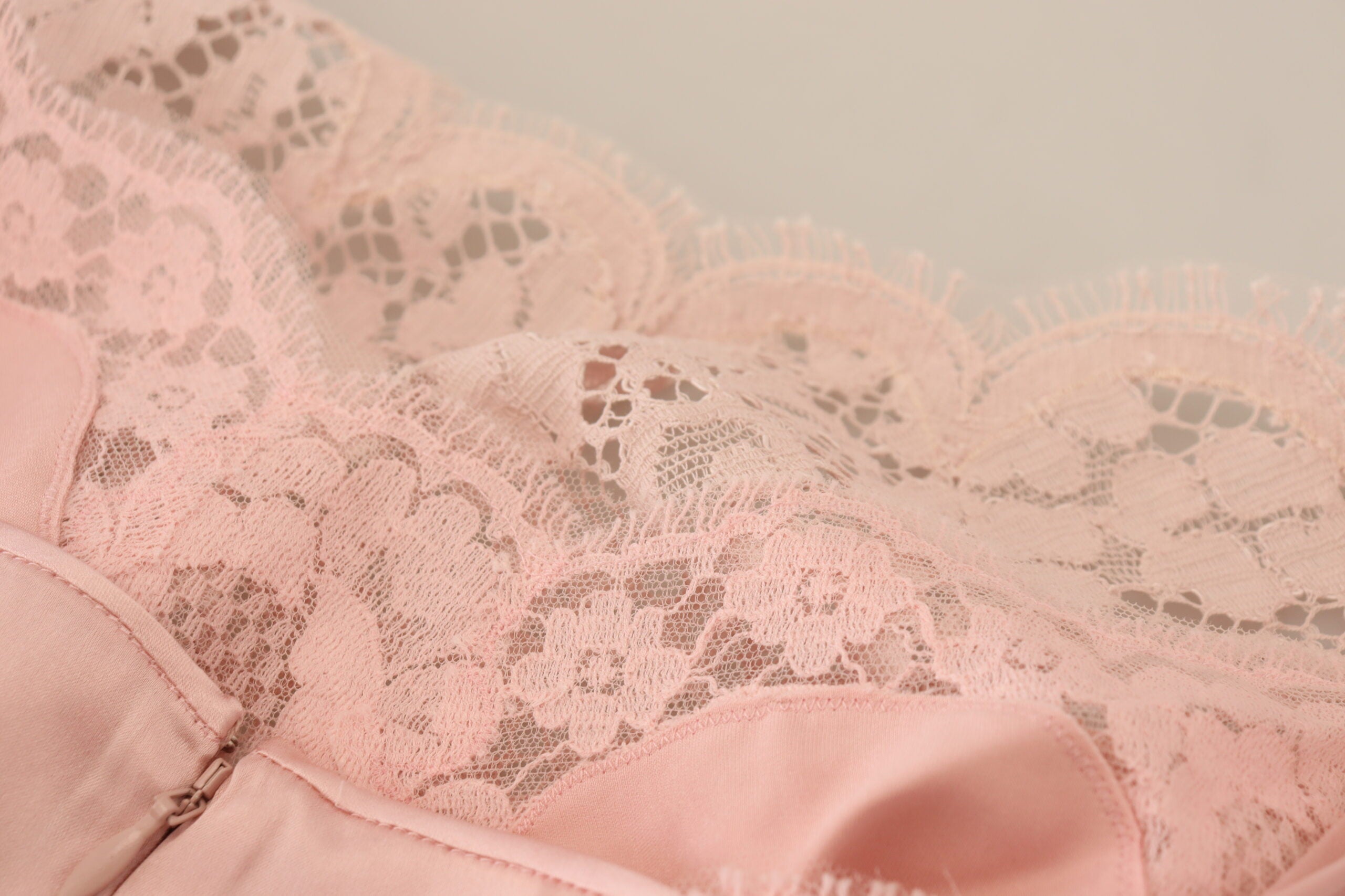Dolce & Gabbana – Elegante, ärmellose Bluse aus transparenter Spitze in Pink