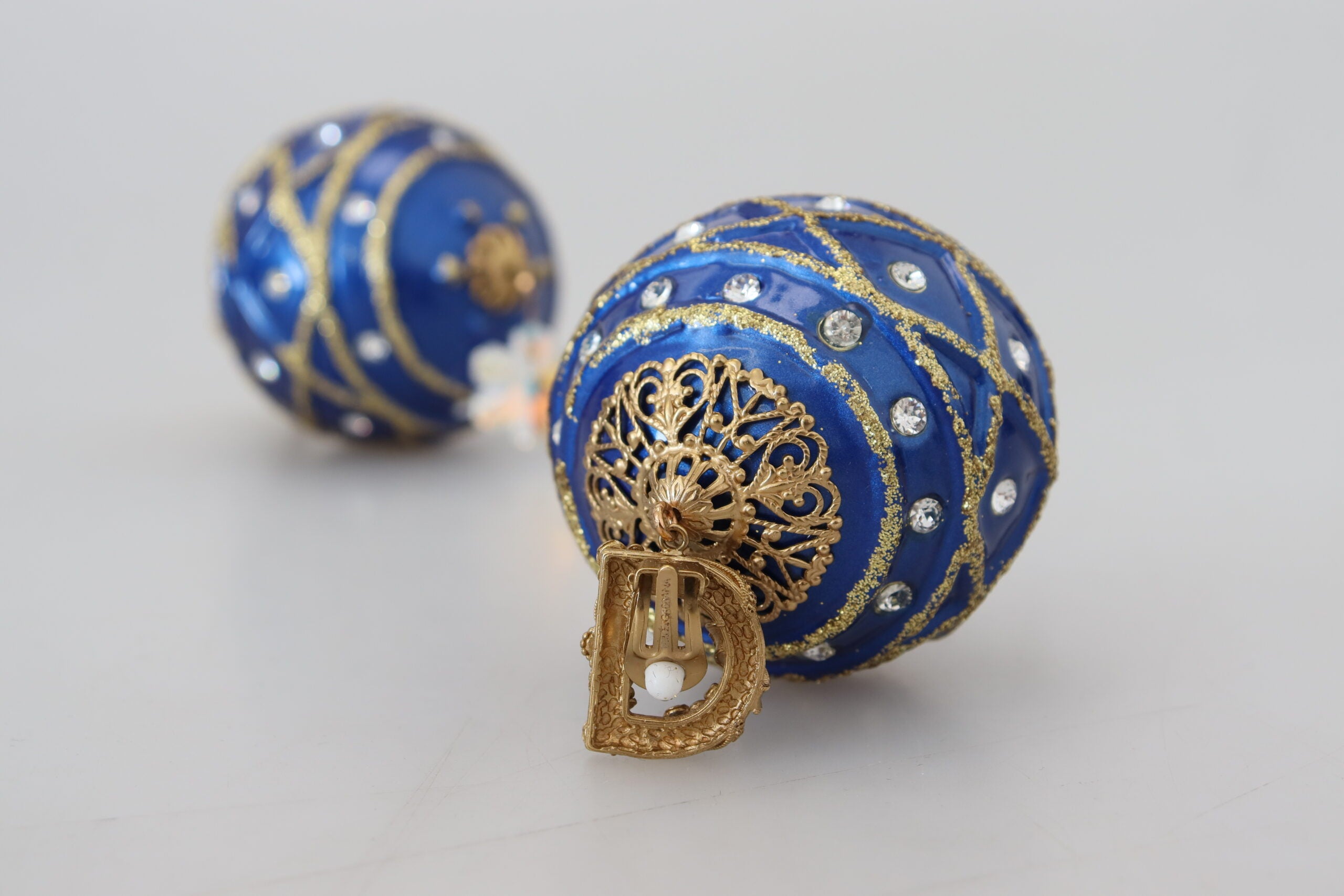 Dolce & Gabbana – Elegante, baumelnde Weihnachtskugel-Ohrringe mit Kristallen