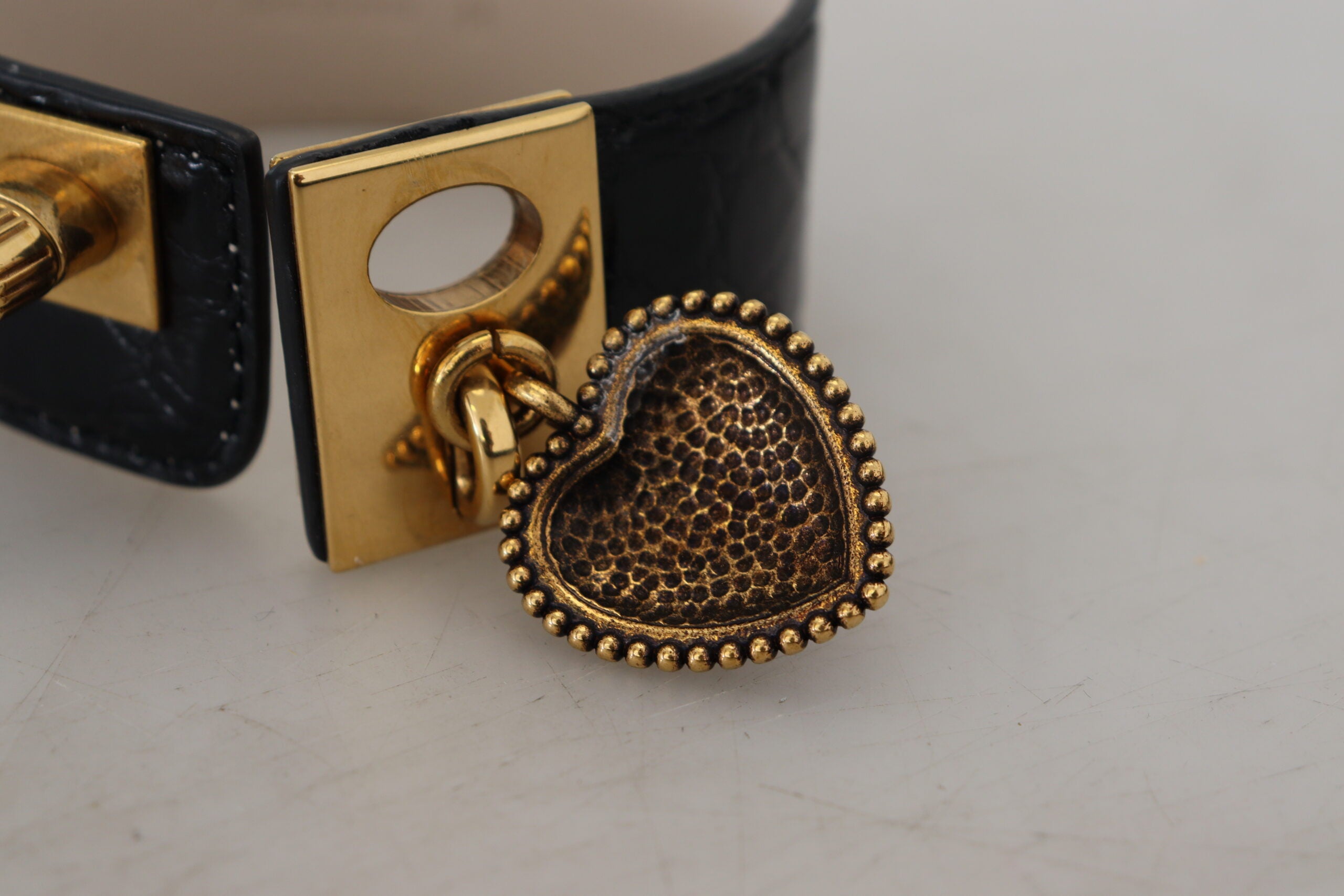 Dolce & Gabbana Elegantes schwarzes Lederarmband mit Golddetails