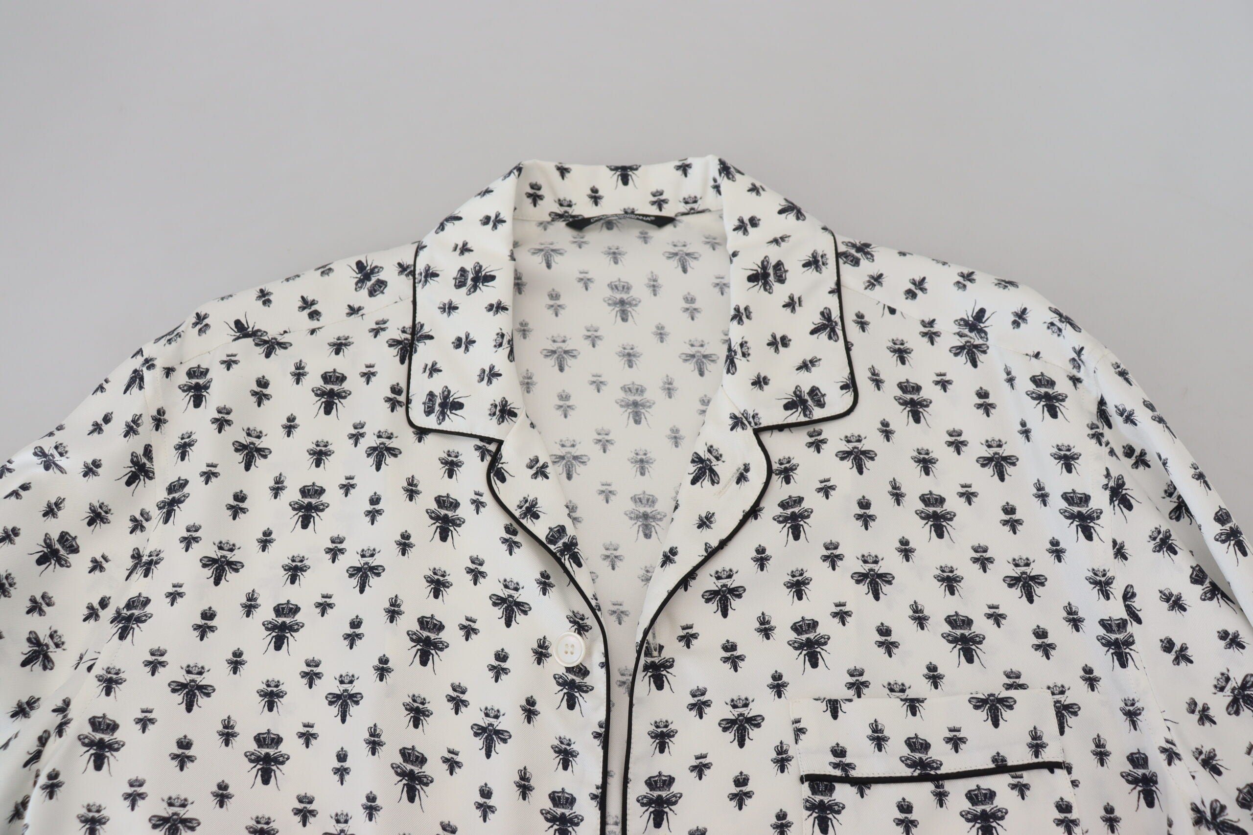 Dolce & Gabbana – Elegantes Pyjama-Oberteil aus Seide mit Kronen-Bienen-Print