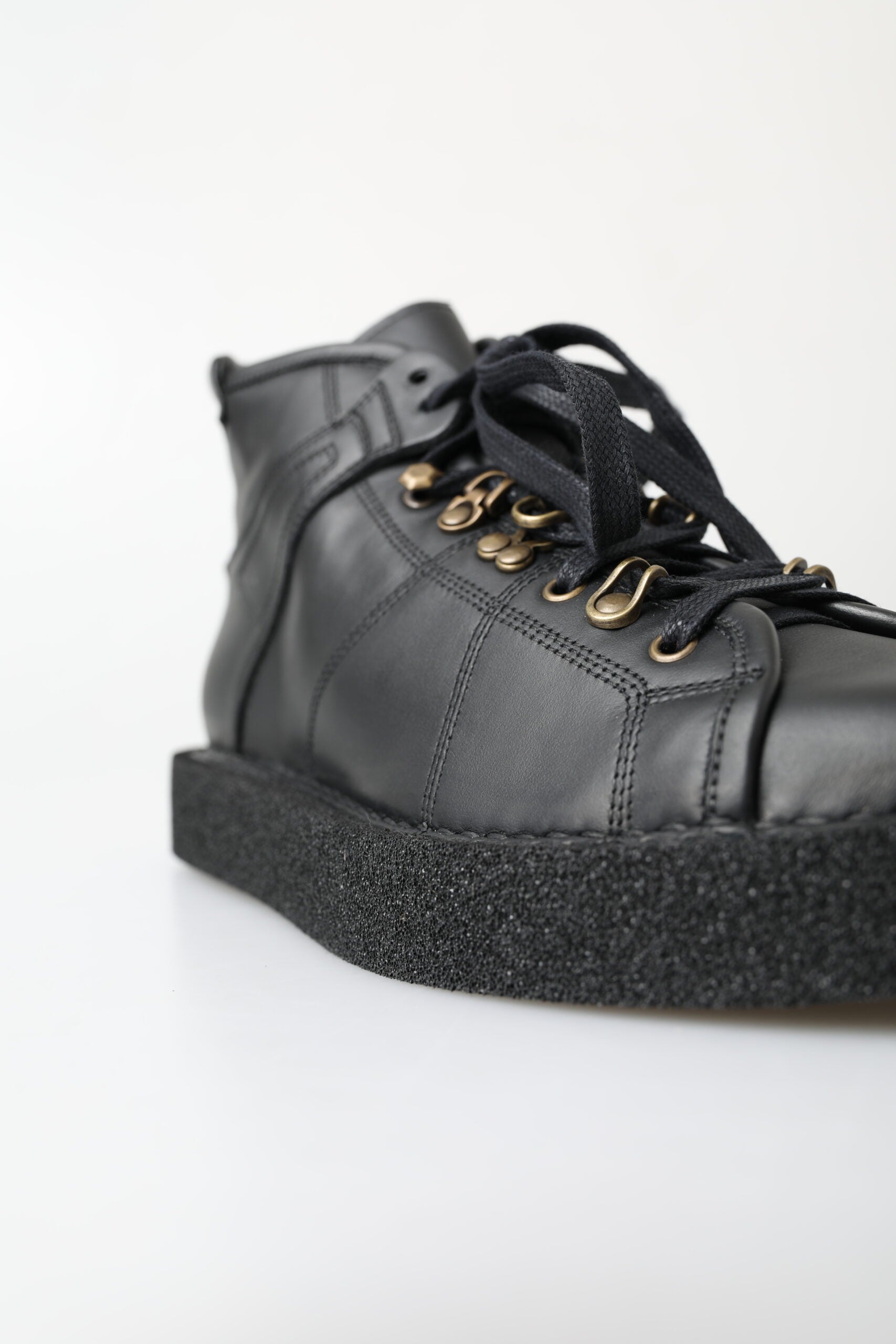 Dolce & Gabbana Elegante Stiefeletten mit silbernem Kettendetail