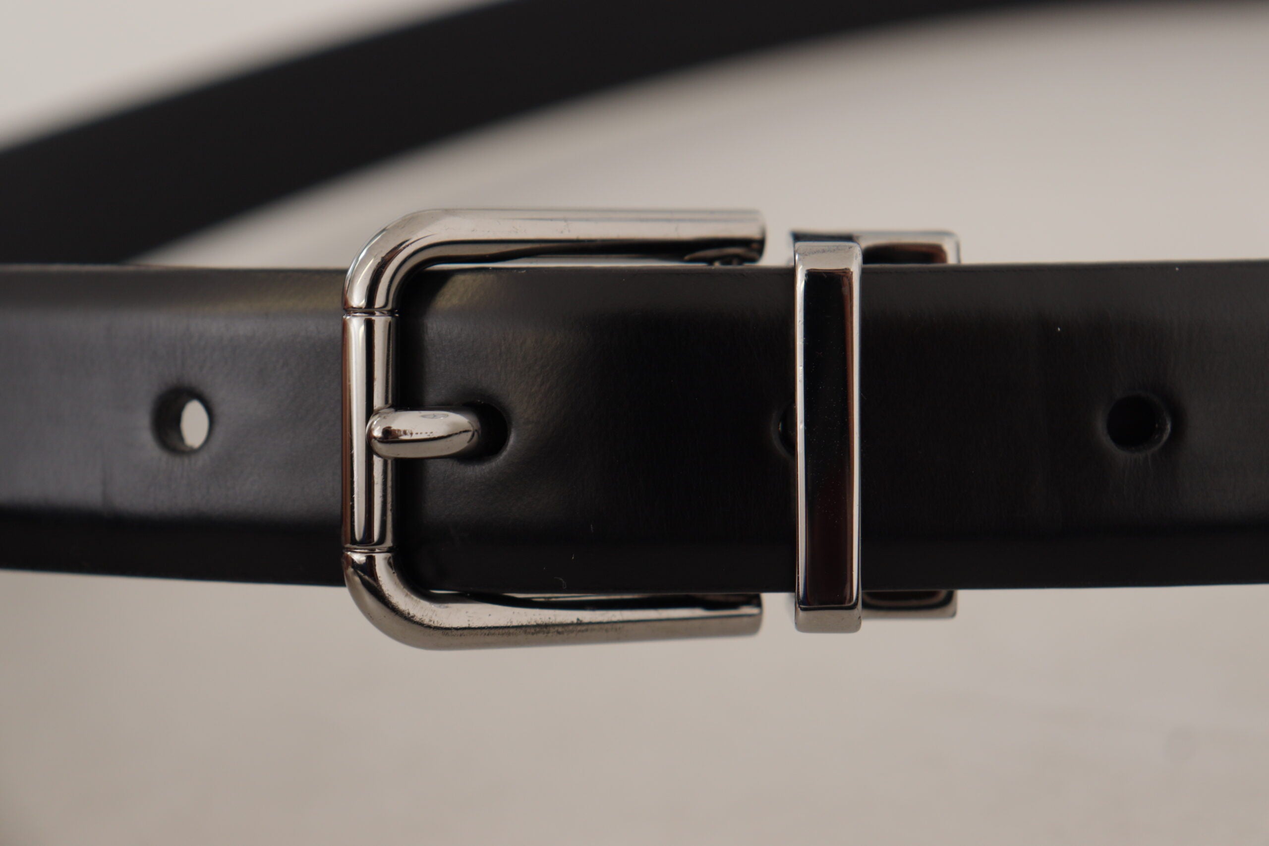 Curea elegantă din piele neagră Dolce & Gabbana cu cataramă metalică