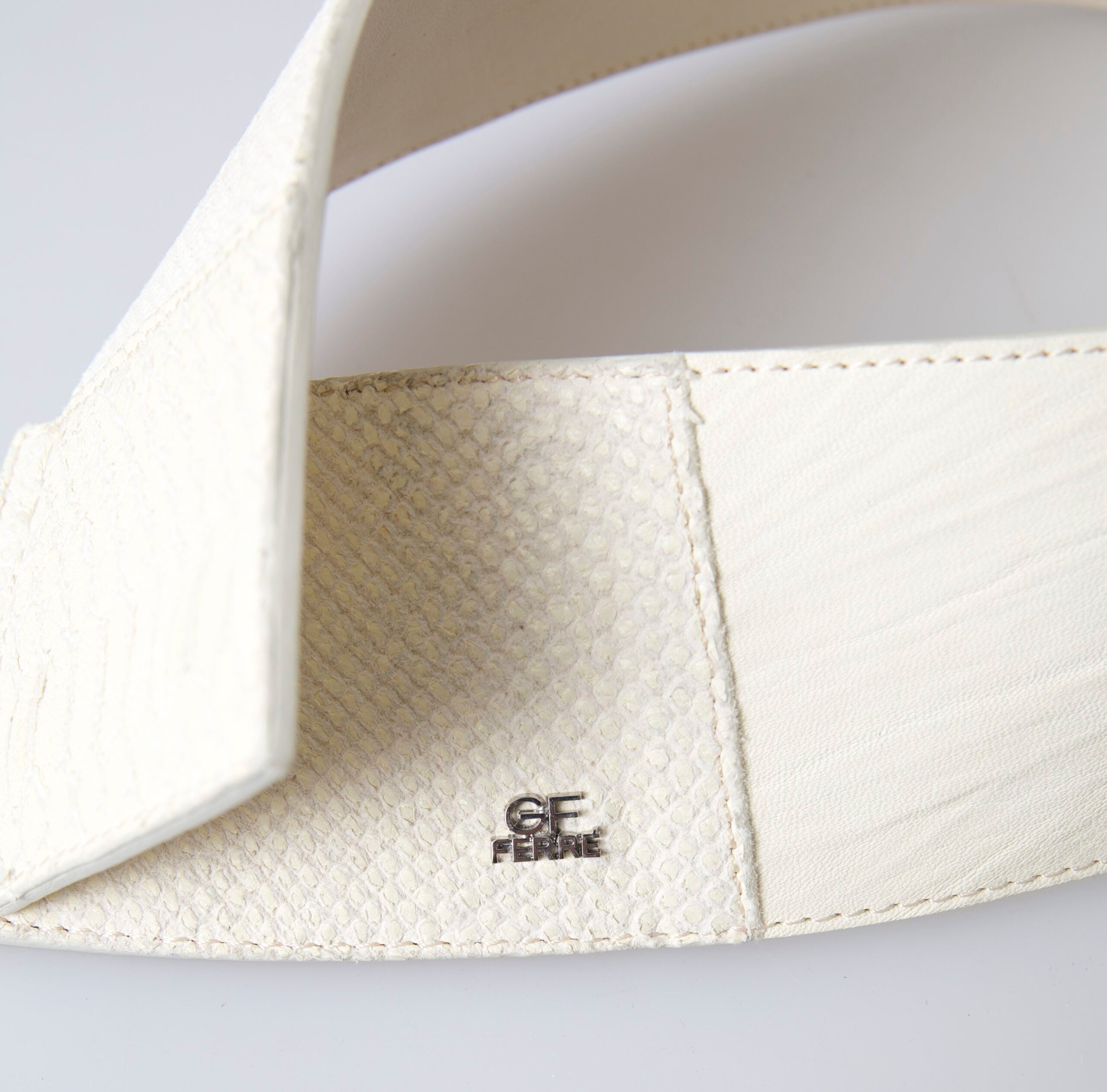Curea GF Ferre Chic Off White cu nasturi la modă