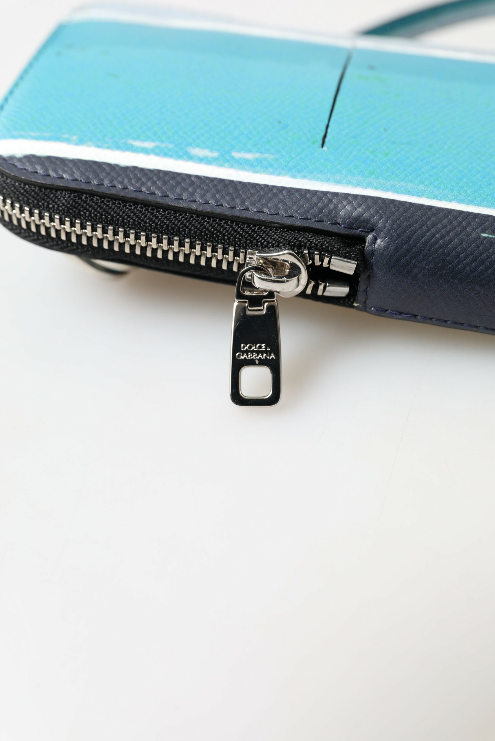 Dolce & Gabbana – Elegante Crossbody-Handytasche aus Leder in Blau und Weiß