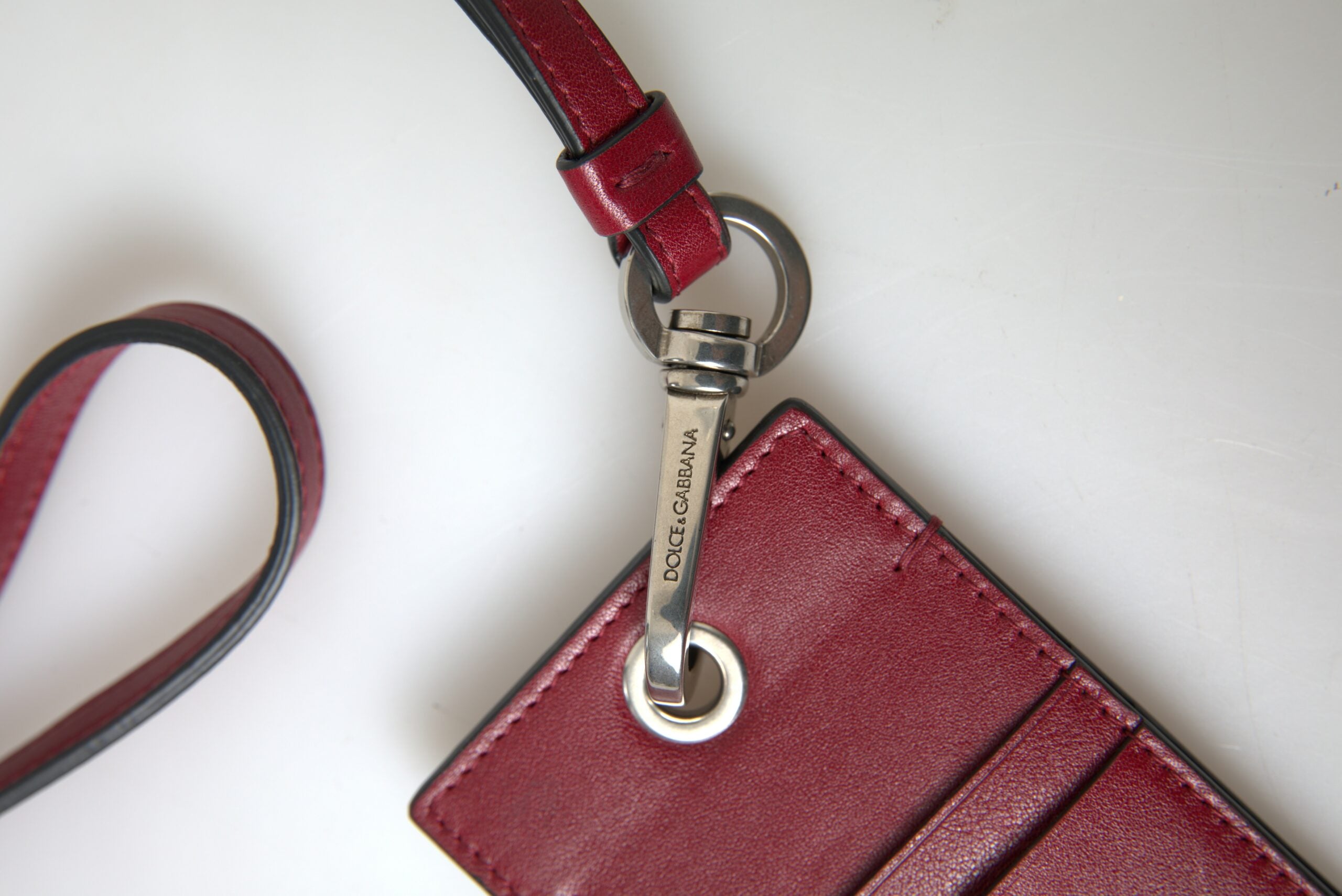 Dolce & Gabbana Elegantes Kartenetui aus rotem Leder mit Schlüsselband