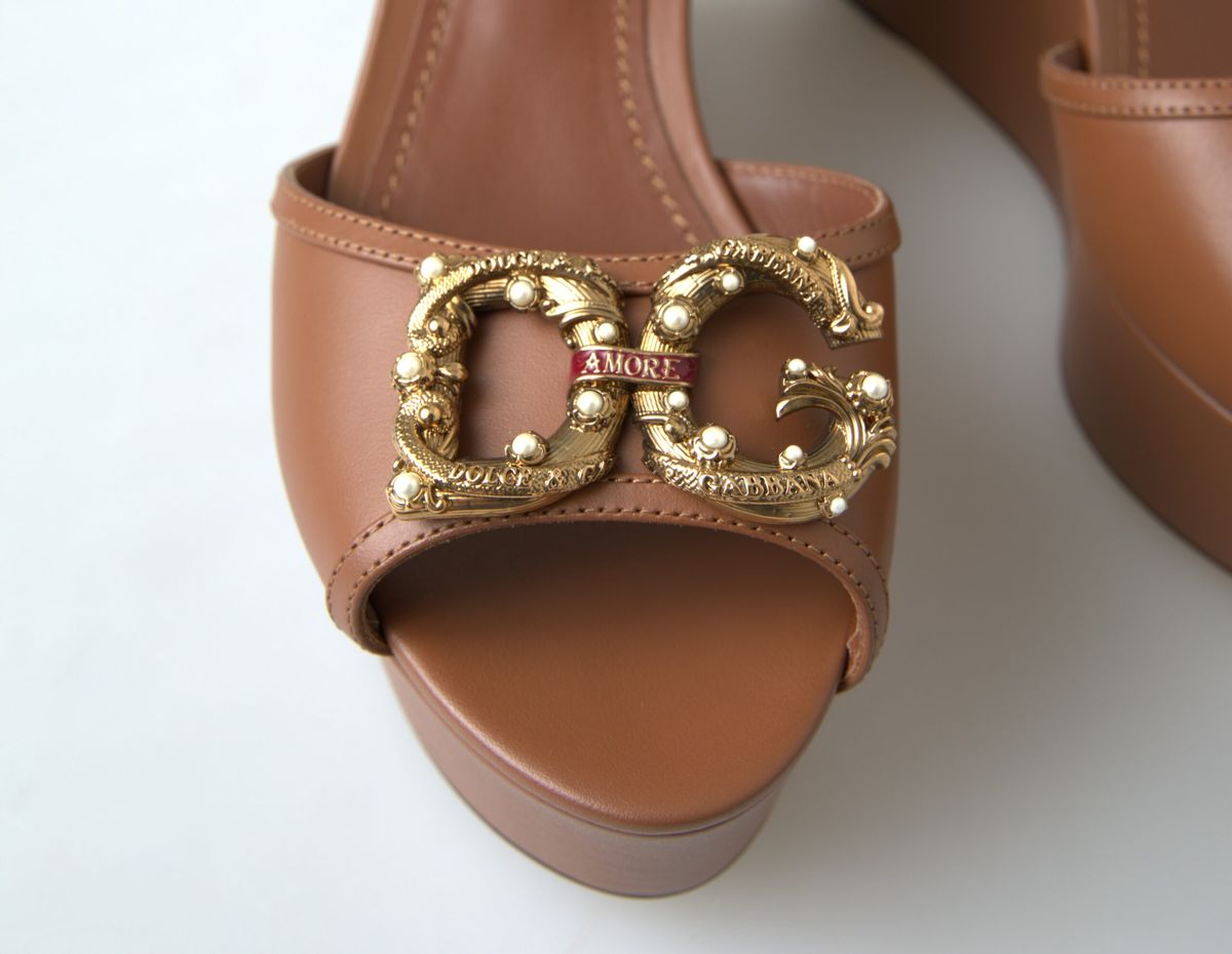 Dolce & Gabbana – Schicke Keilabsätze aus braunem Leder mit Knöchelriemen