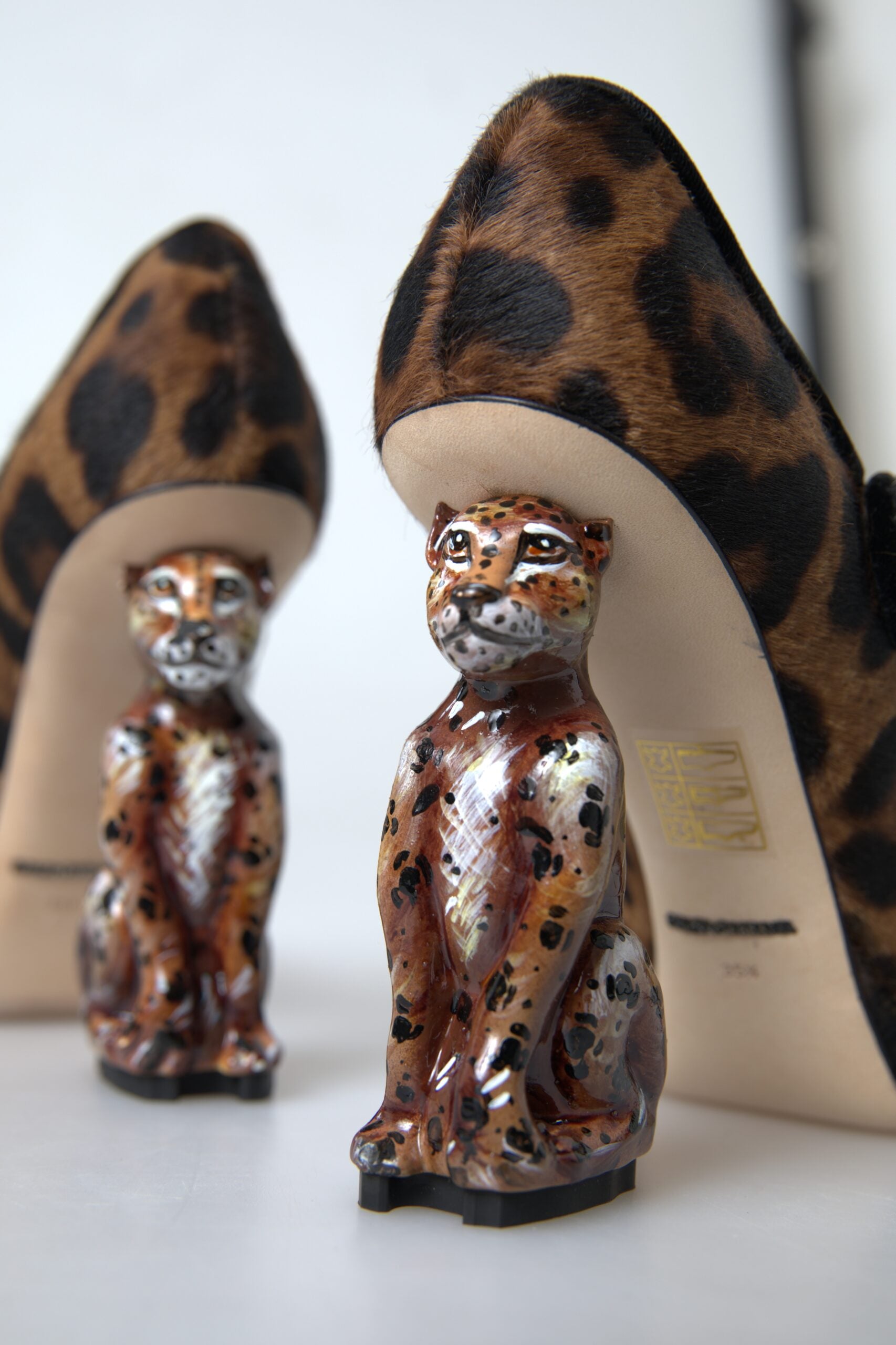 Dolce & Gabbana Pantofi cu toc elegant cu imprimeu leopard pentru o sofisticare șic