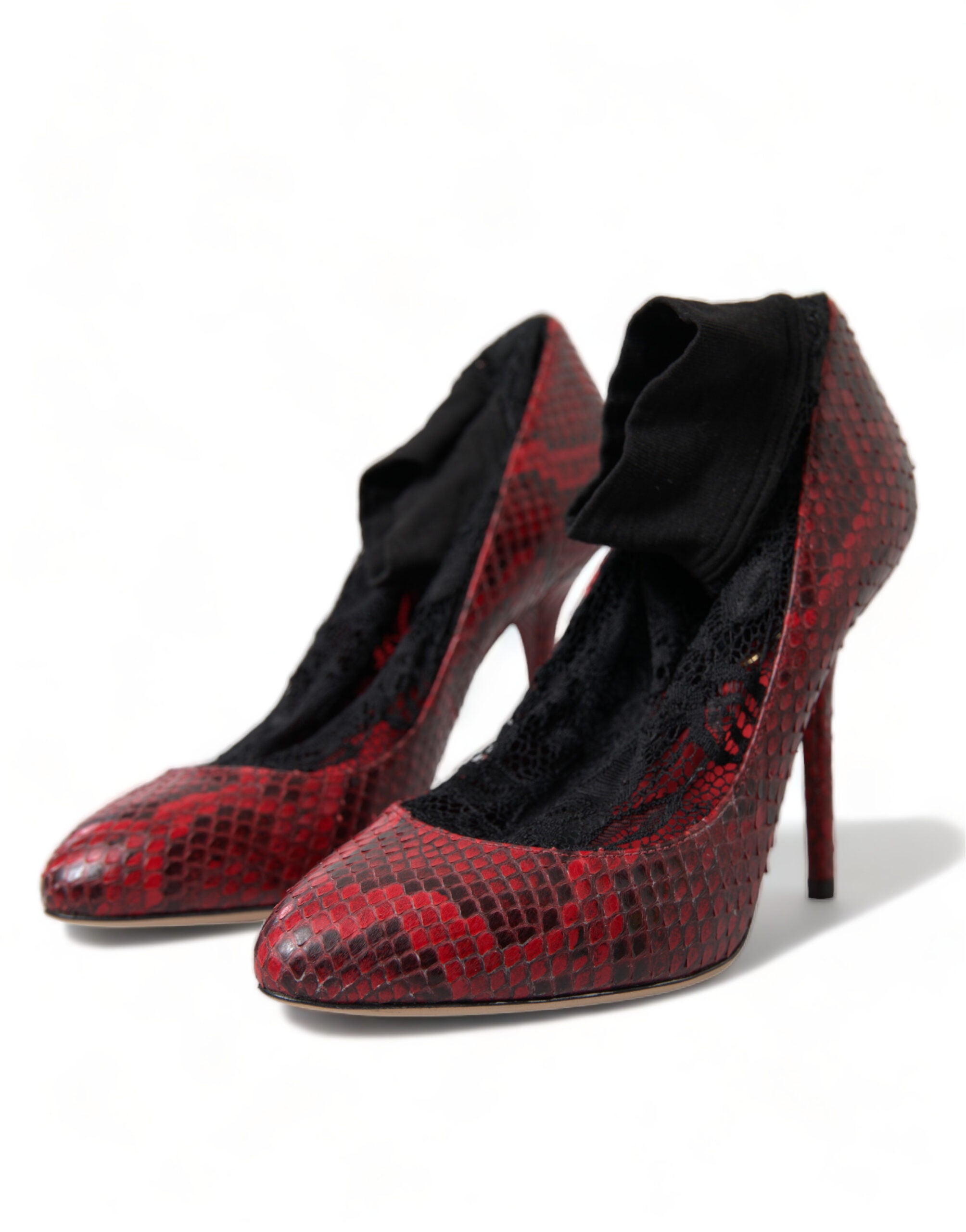 Dolce & Gabbana – Rote Pumps aus Schlangenleder mit mandelförmiger Spitze und Spitzensocken