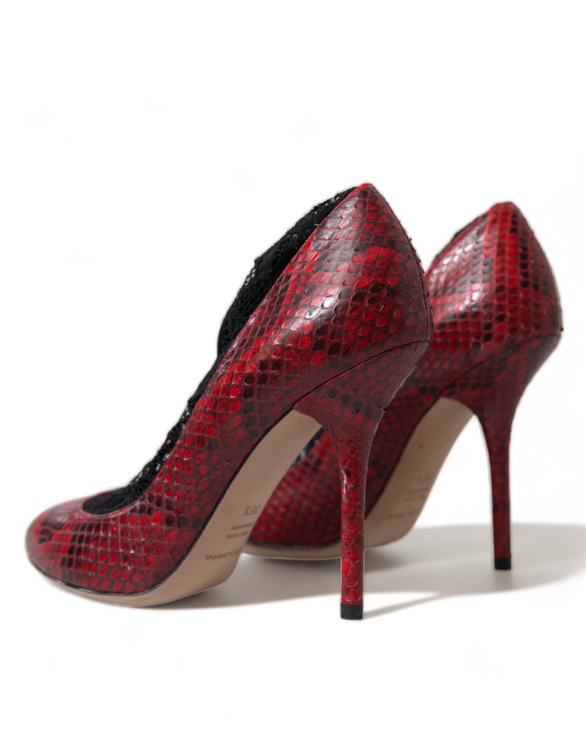 Dolce & Gabbana – Rote Pumps aus Schlangenleder mit mandelförmiger Spitze und Spitzensocken