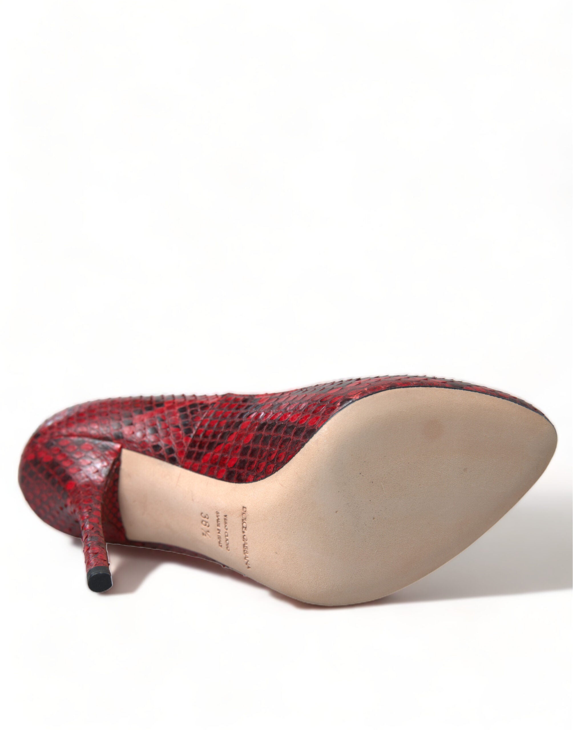 Dolce & Gabbana – Rote Pumps aus Schlangenleder mit mandelförmiger Spitze und Spitzensocken