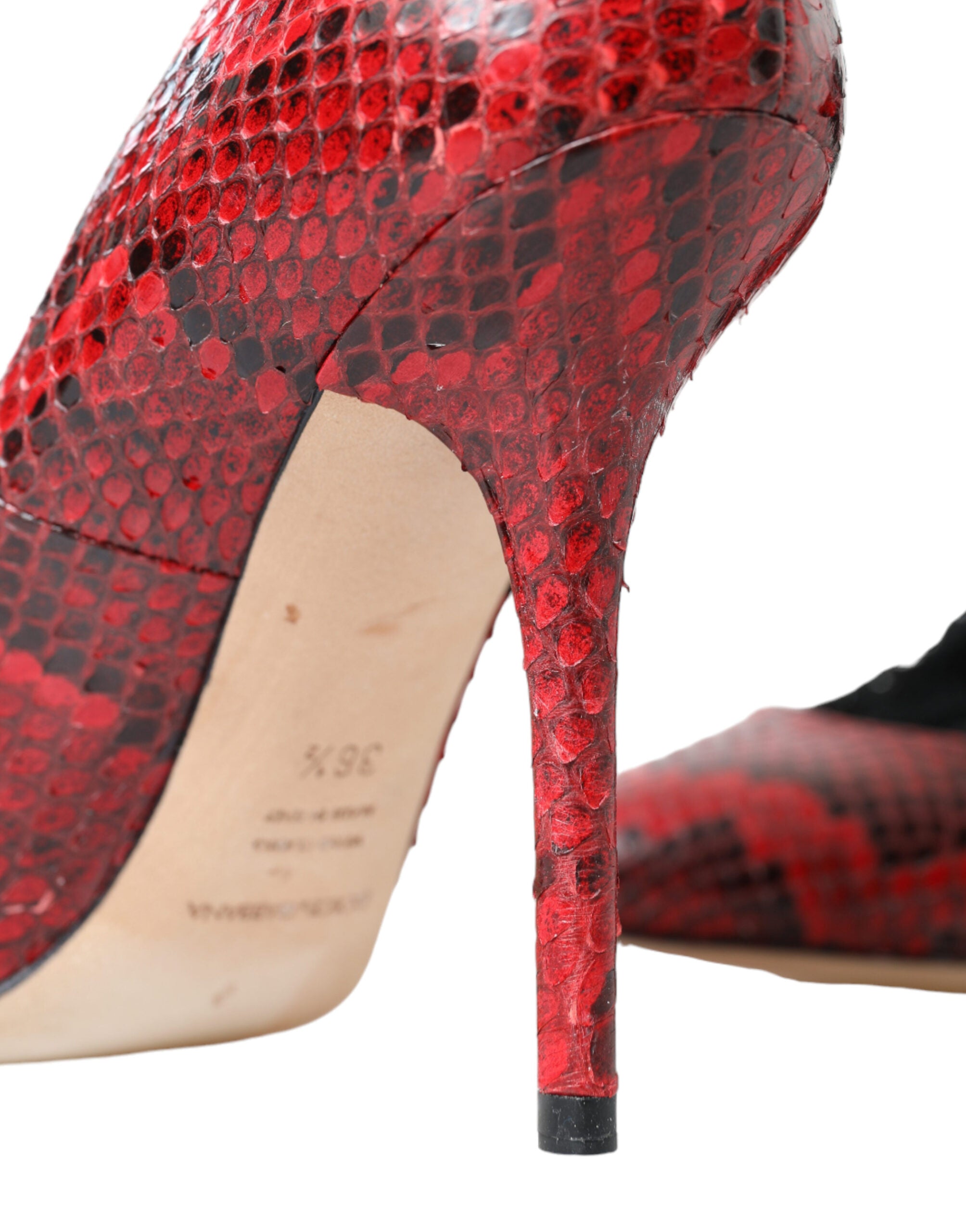 Dolce & Gabbana – Rote Pumps aus Schlangenleder mit mandelförmiger Spitze und Spitzensocken