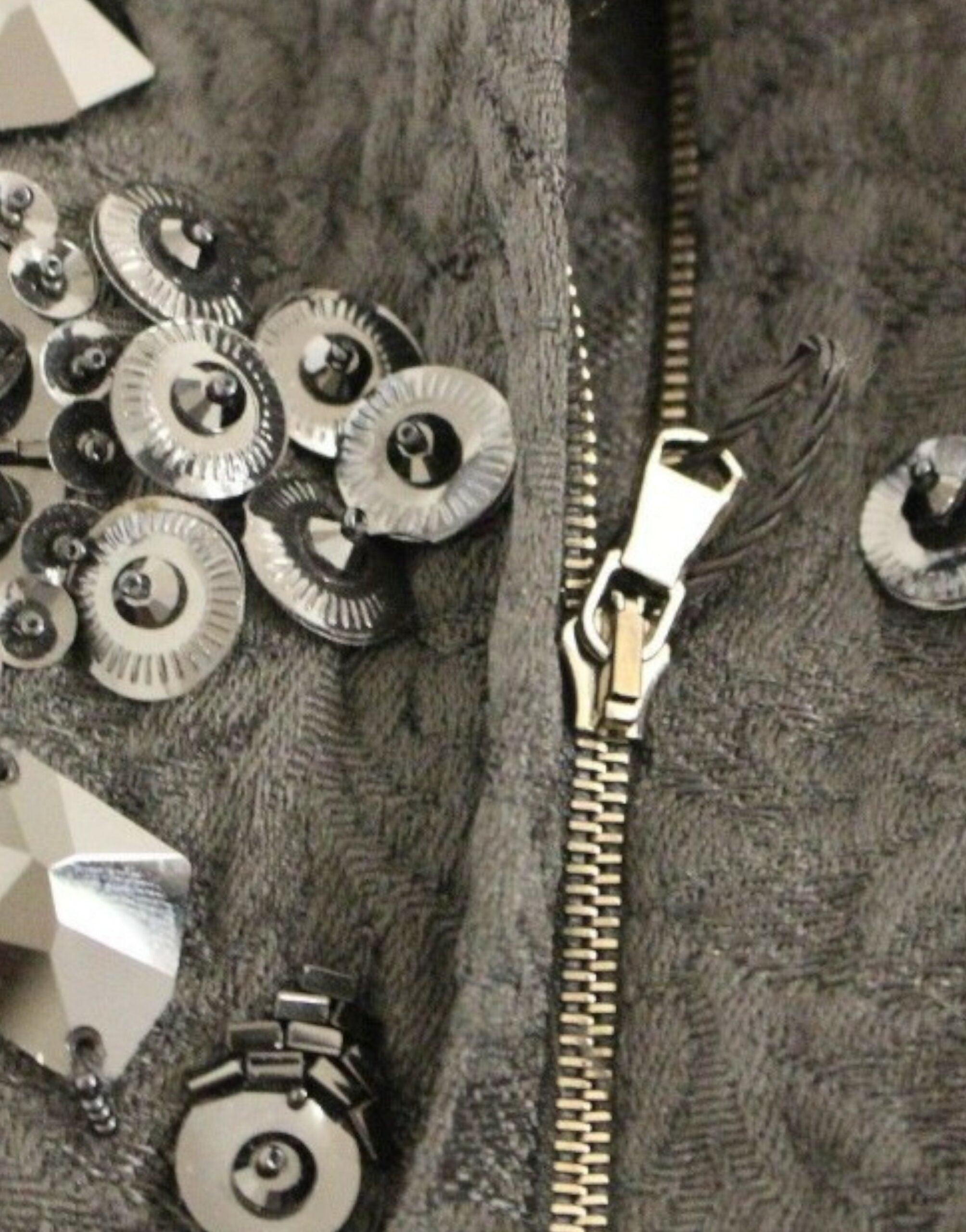 Dolce & Gabbana – Elegantes Mini-Etuikleid mit Pailletten und Blumenmuster