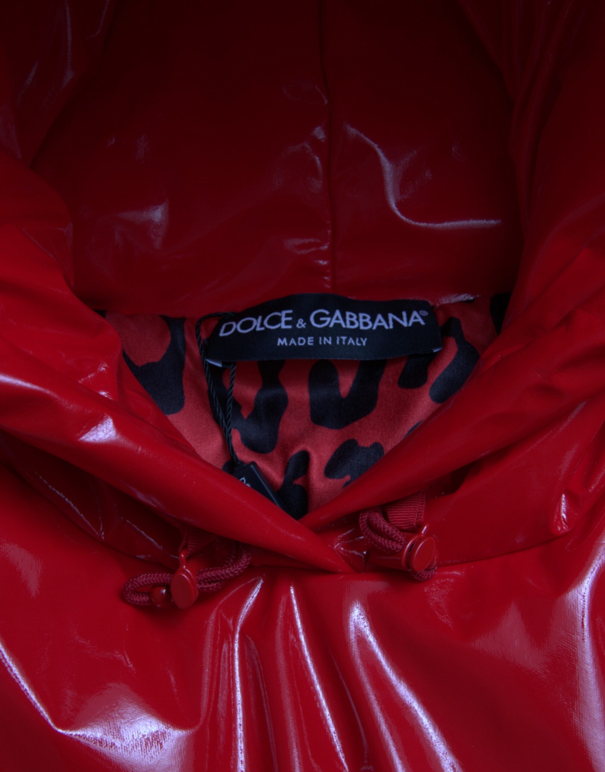 Dolce & Gabbana Chic – Kurze Jacke in glänzendem Rot