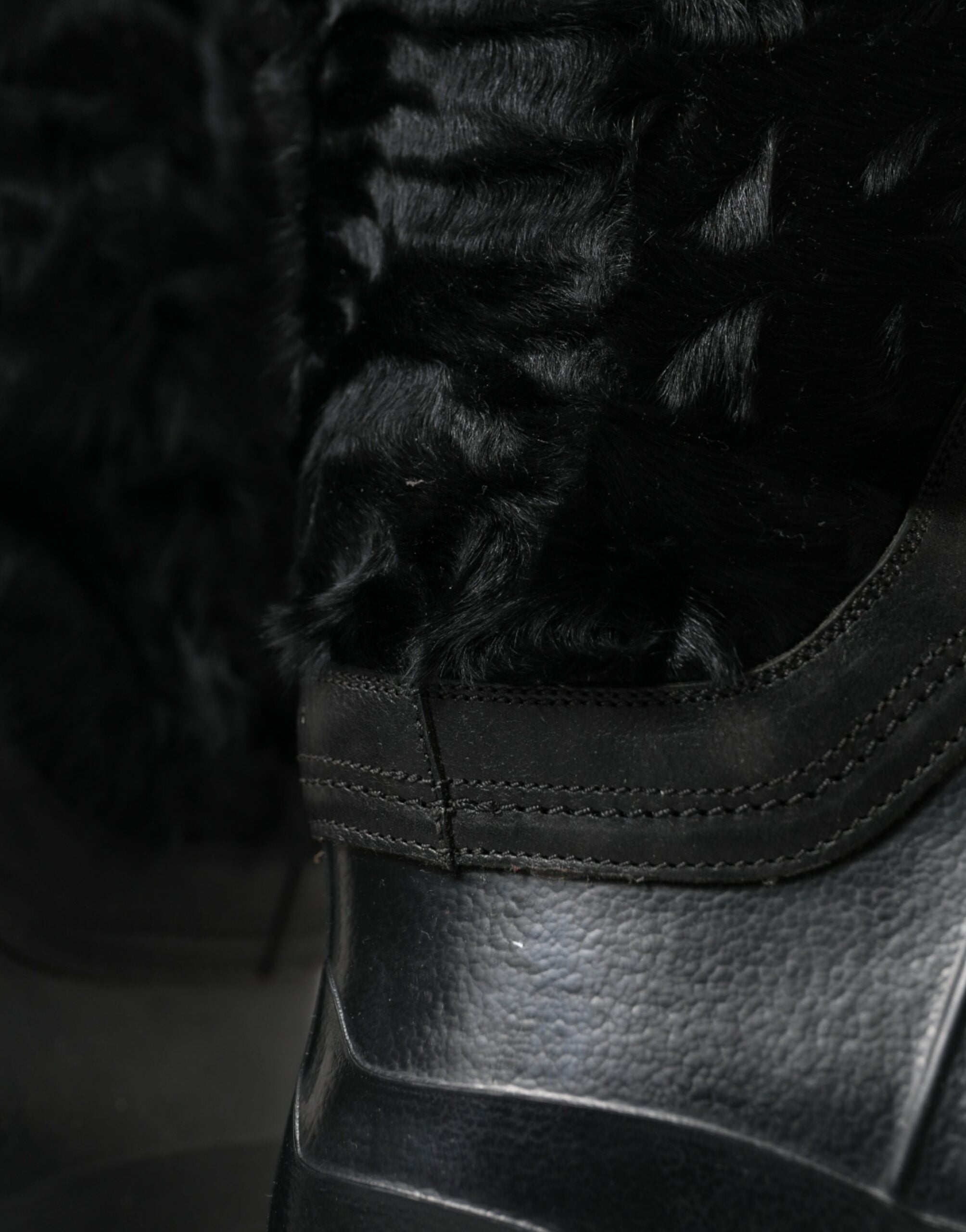 Dolce & Gabbana – Elegante schwarze Shearling-Stiefel mit halbhohem Schaft