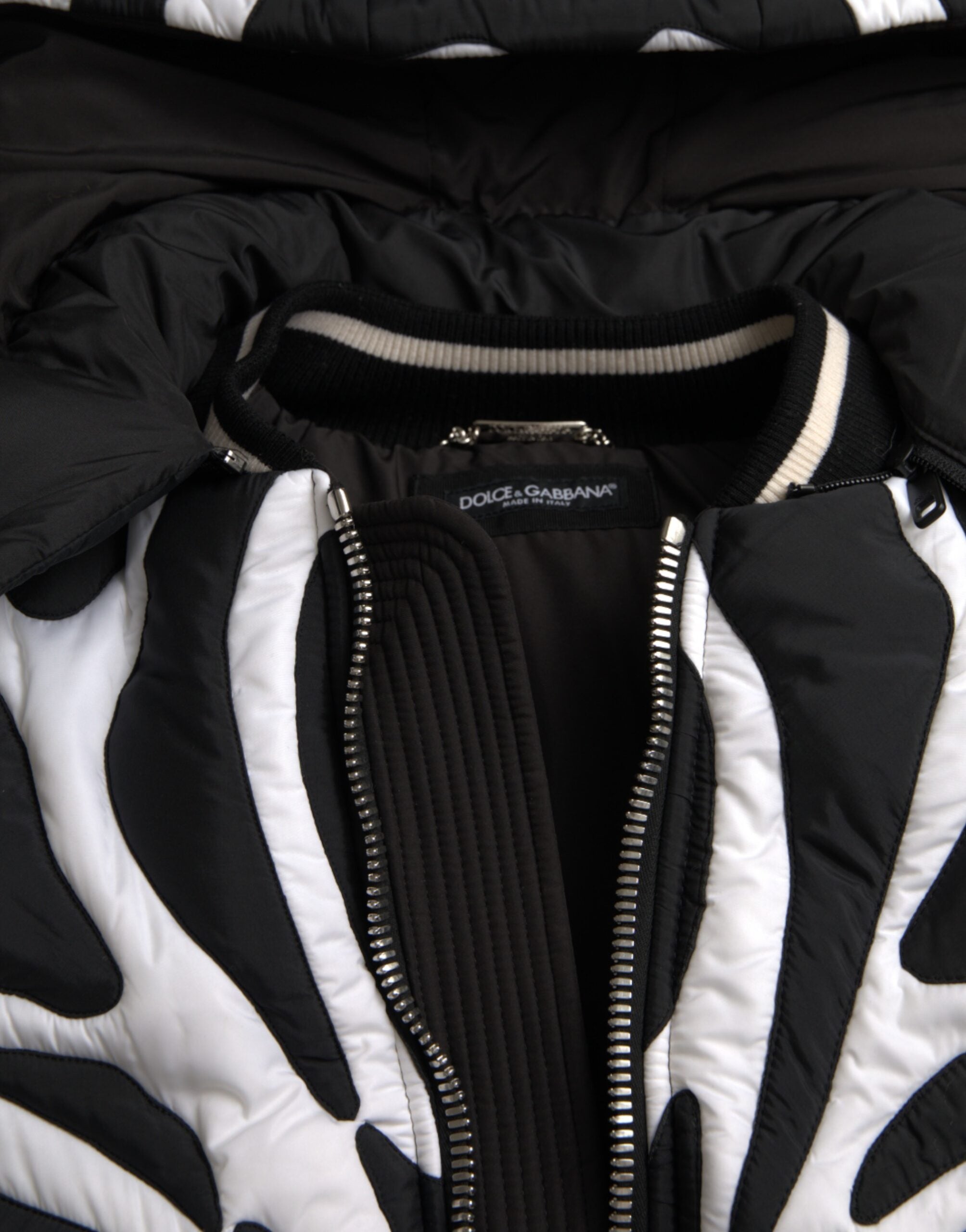 Dolce & Gabbana – Pufferjacke mit Kapuze und schwarzen und weißen Streifen