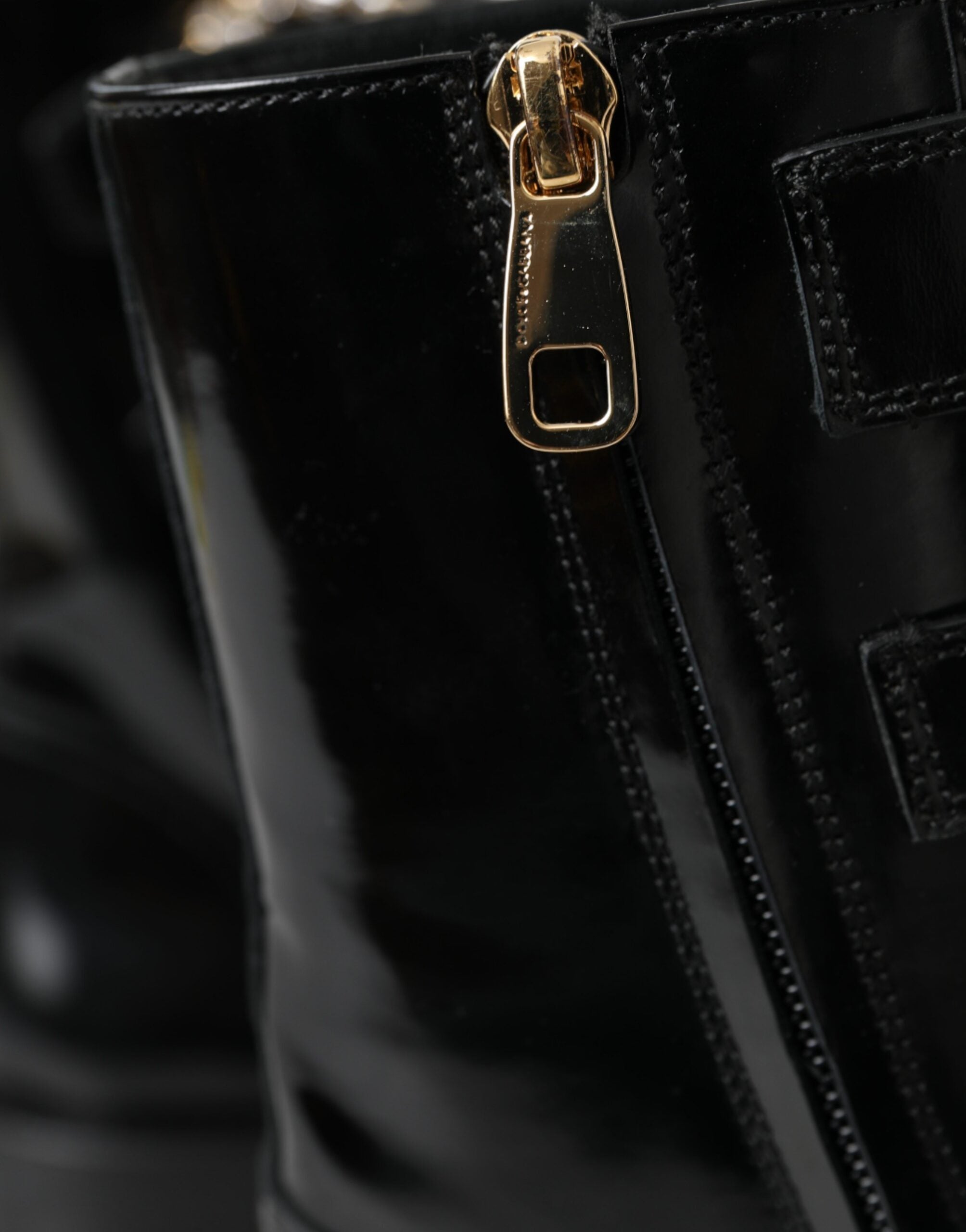 Dolce & Gabbana Schwarze Lederstiefel mit Kristallschnallen