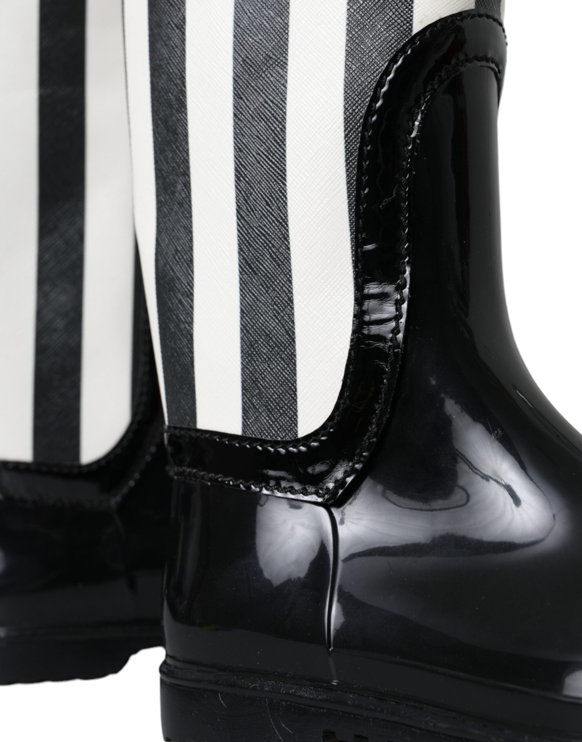 Dolce & Gabbana – Kniehohe, flache Stiefel aus schwarzem Gummi