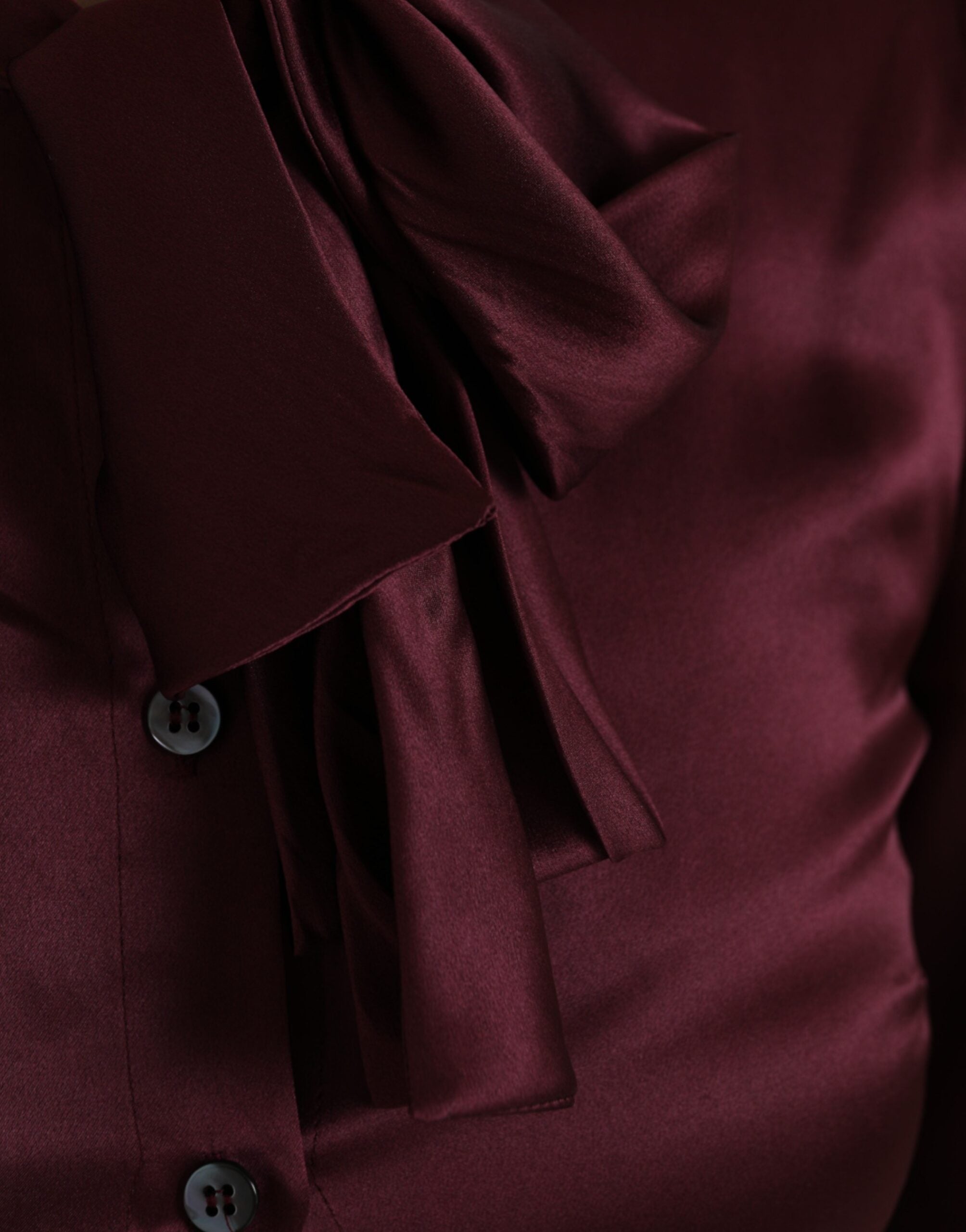 Dolce & Gabbana – Kastanienbraune Bluse mit Ascot-Kragen und langen Ärmeln