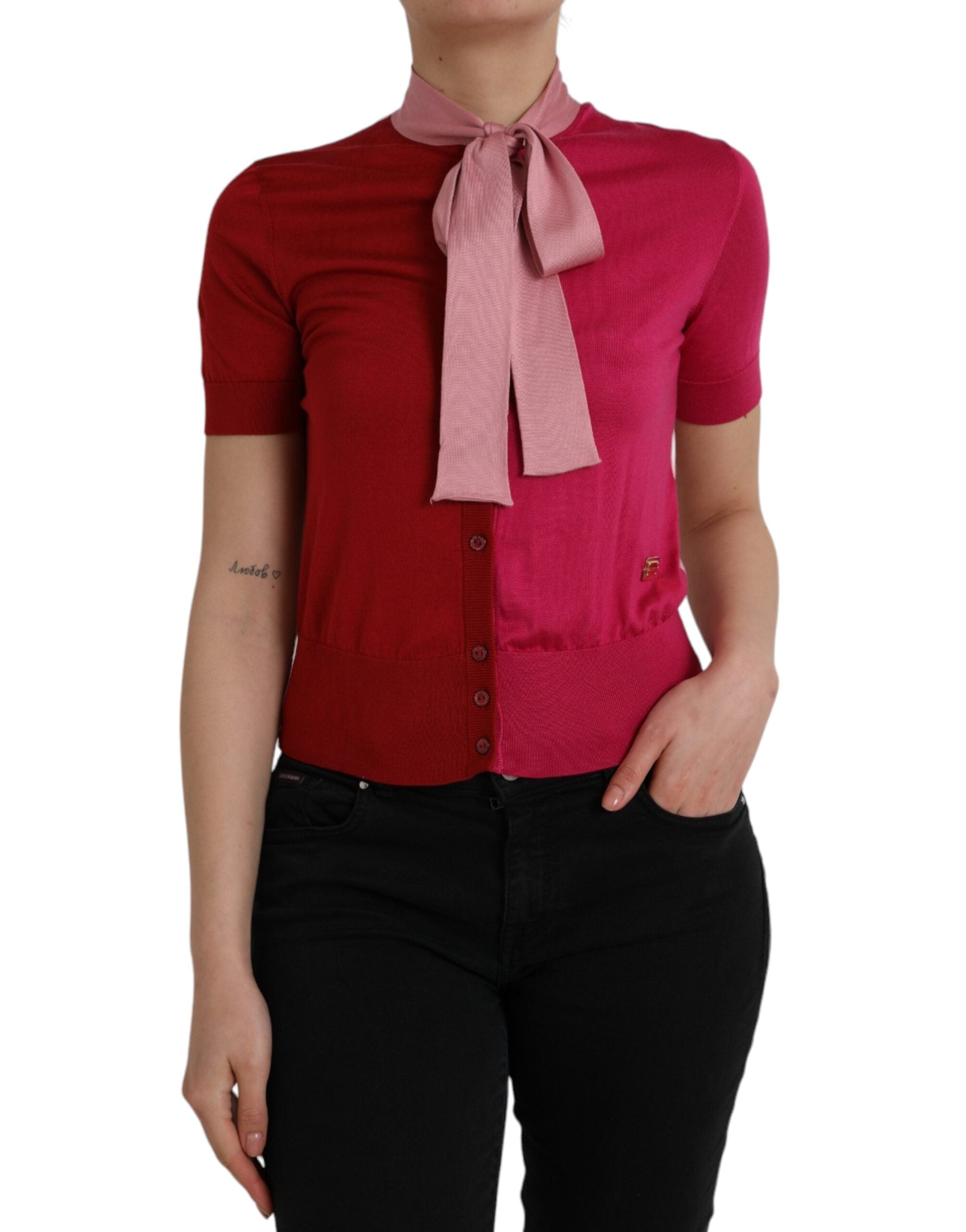 Dolce & Gabbana – Rosafarbenes Pullover-Oberteil mit Ascot-Kragen und kurzen Ärmeln