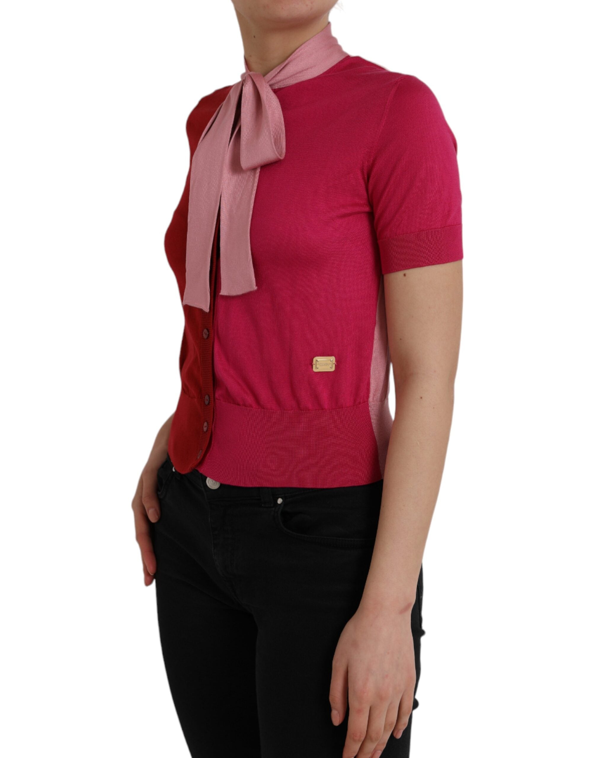 Dolce & Gabbana – Rosafarbenes Pullover-Oberteil mit Ascot-Kragen und kurzen Ärmeln