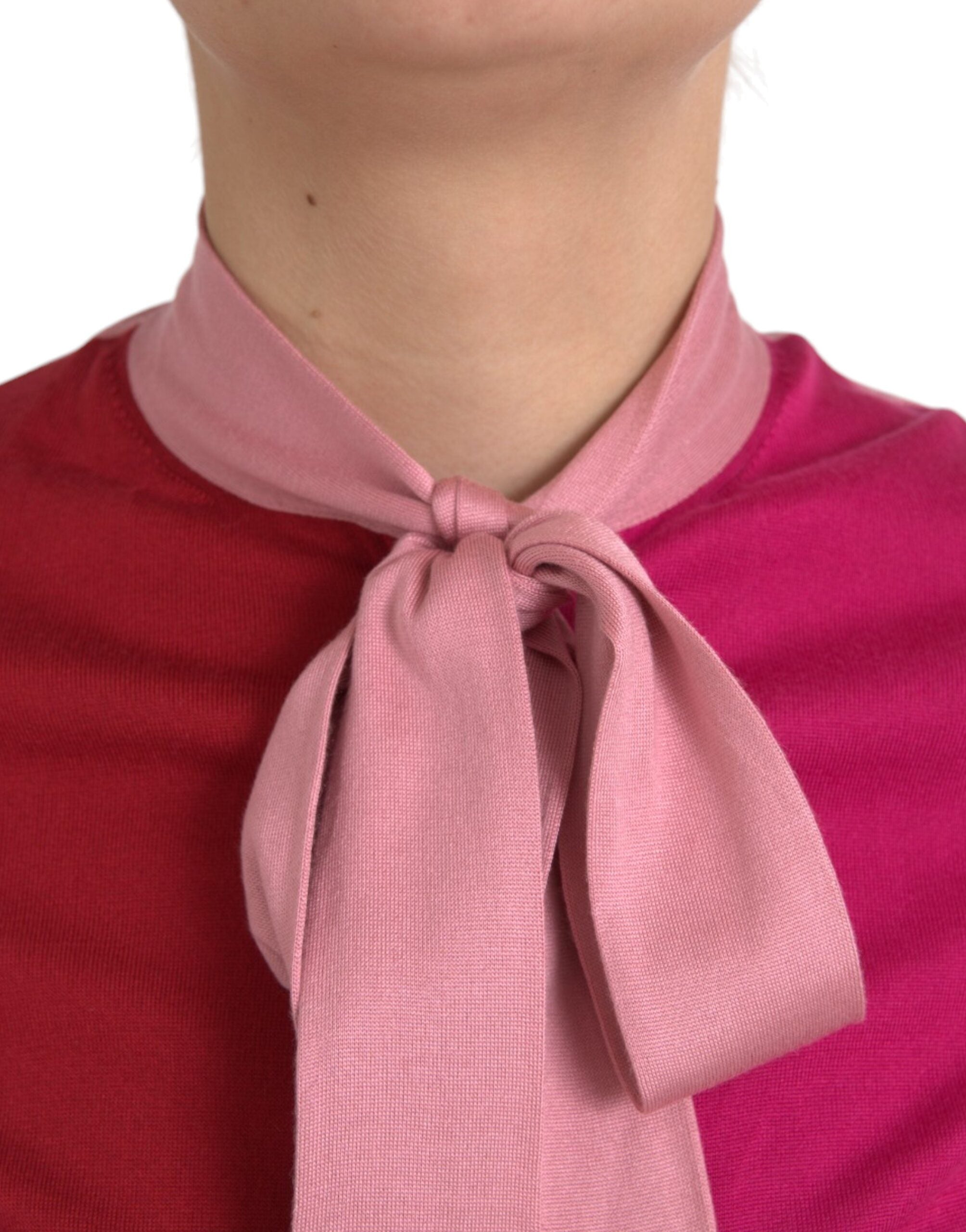 Dolce & Gabbana – Rosafarbenes Pullover-Oberteil mit Ascot-Kragen und kurzen Ärmeln