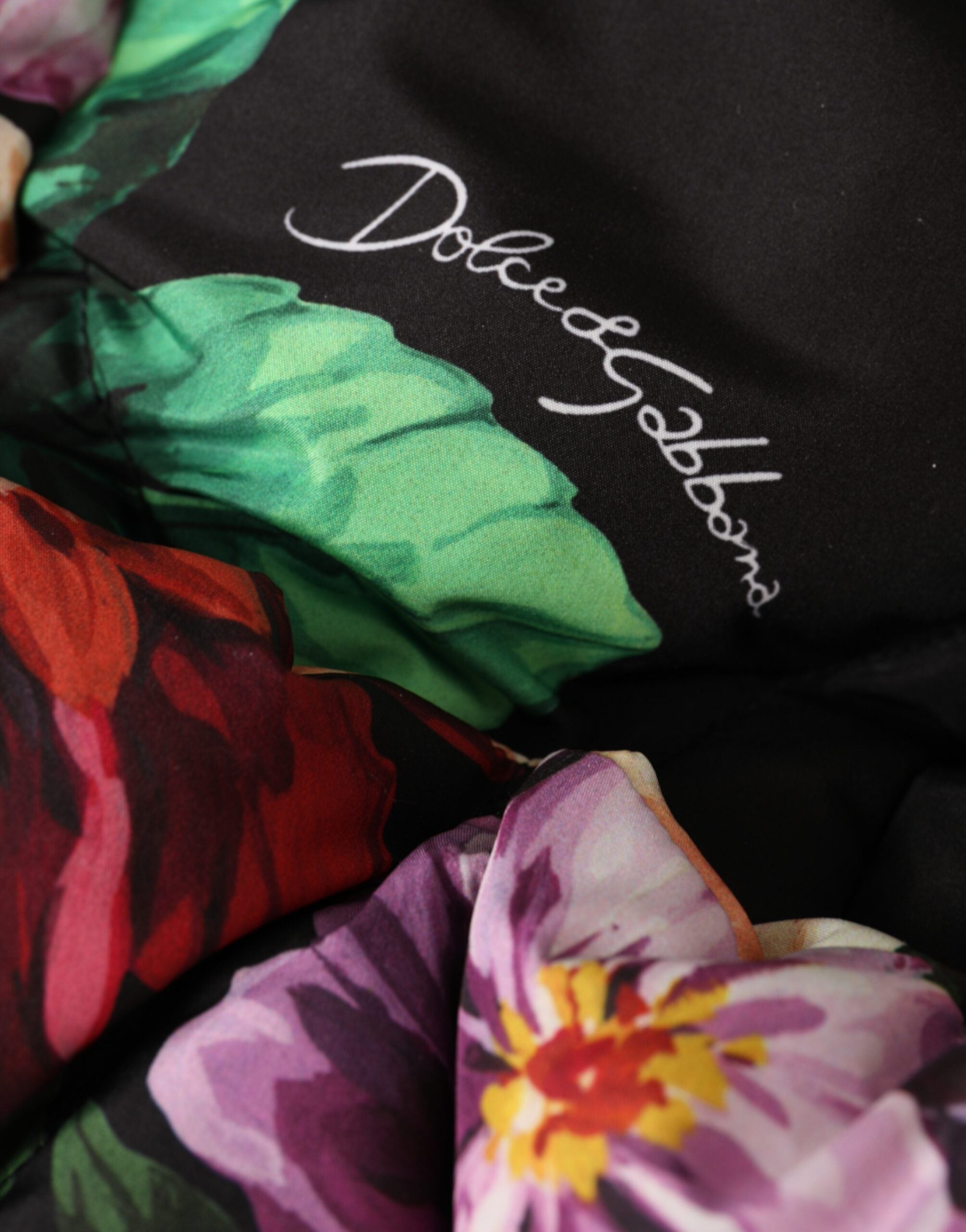 Pălărie Dolce & Gabbana neagră cu imprimeu floral pe tot capul