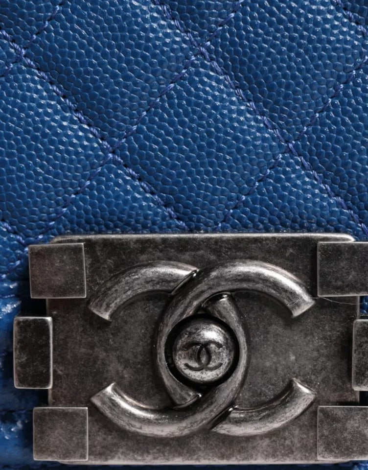 Chanel – Mittlere Umhängetasche aus blauem Lammleder mit Doppelkette