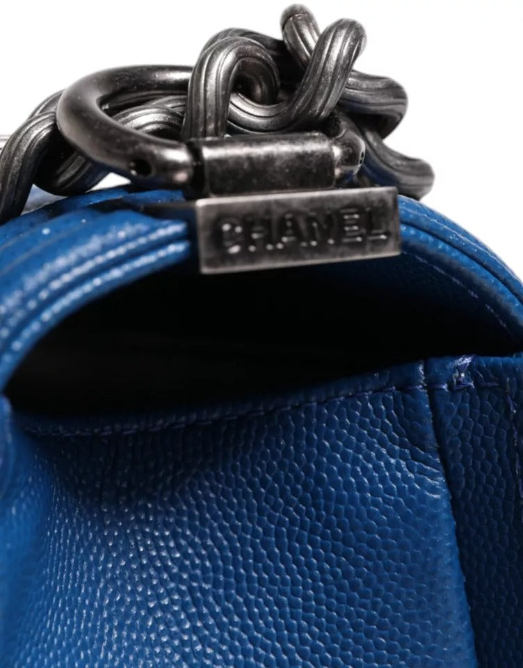 Chanel – Mittlere Umhängetasche aus blauem Lammleder mit Doppelkette