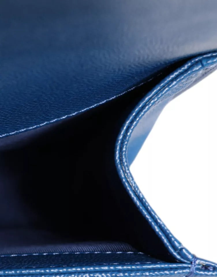 Chanel – Mittlere Umhängetasche aus blauem Lammleder mit Doppelkette
