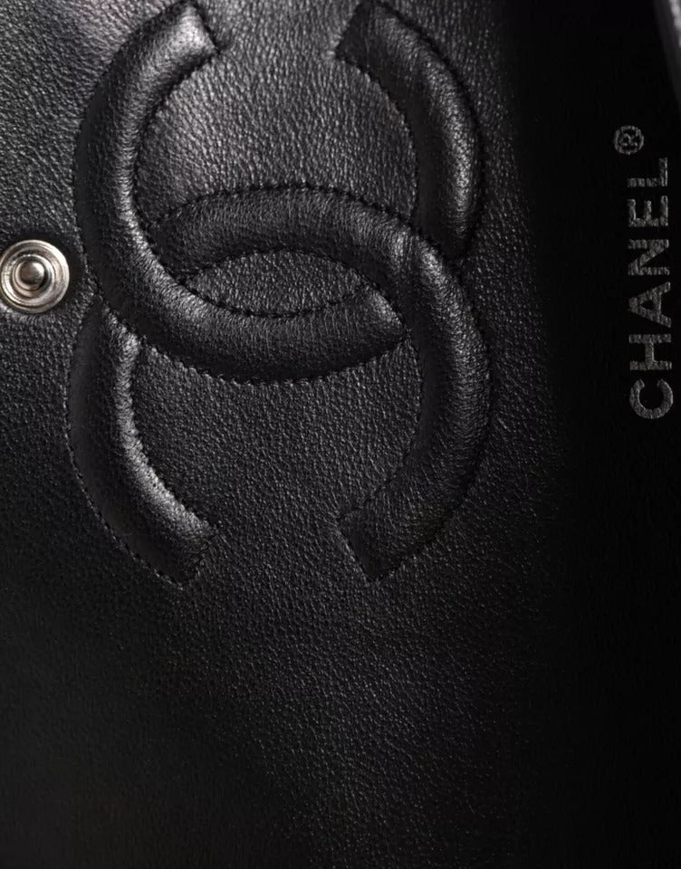 Geantă de umăr Chanel Black Caviar medie cu clapă dublă, matlasată, argintie