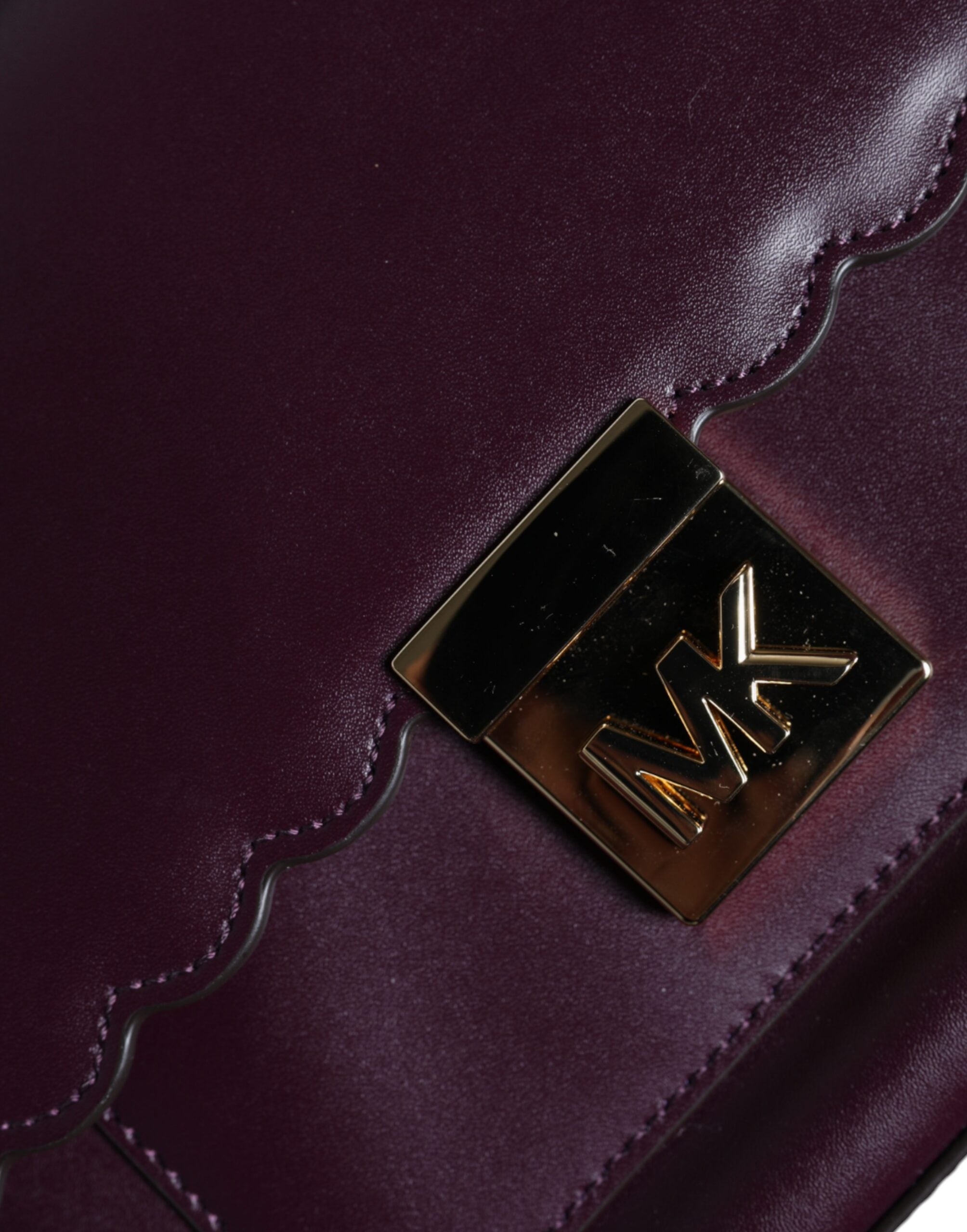 Geantă tip crossbody MINDY din piele mov cu placă cu logo Michael Kors